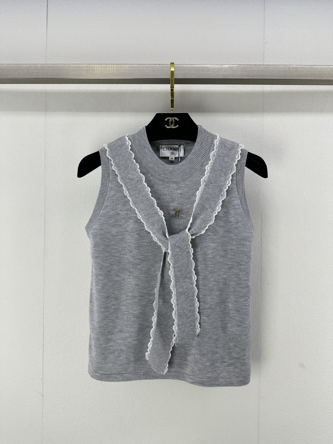 NO:308942,Chane* new details 25 spring and summer new round neck lace vest lace lace lace lace lace lace design, upper body reduces age and youthful, paired with long skirts and shorts casual and playful, summer essential items, closed eyes, 3 colors and 3 sizes SML, chanel, skirts, shorts, alexander wang19860909Chane*上新细节 25 春夏新款圆领蕾丝背心 蕾丝花边系带设计 上身减龄又青春 搭配长裙短裤随性又俏皮 夏日必备单品 闭眼入 3色3码SML,,chanel,skirts,shorts,alexander wang,Women's clothing