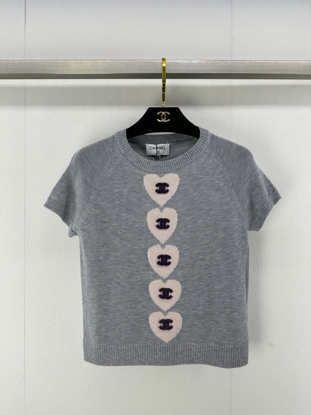 NO:308956,Chane* new details 25 Summer new love short sleeves Contrast color love positioning logo eye-catching Fabric thin and comfortable, age-reducing and versatile 3 colors 3 codes SML, chanel, T-shirt, alexander wang19860909Chane*上新细节 25 夏季新款爱心短袖 撞色爱心定位logo吸睛 面料轻薄舒适 减龄又百搭 3色3码SML,,chanel,T-shirt,alexander wang,Women's clothing