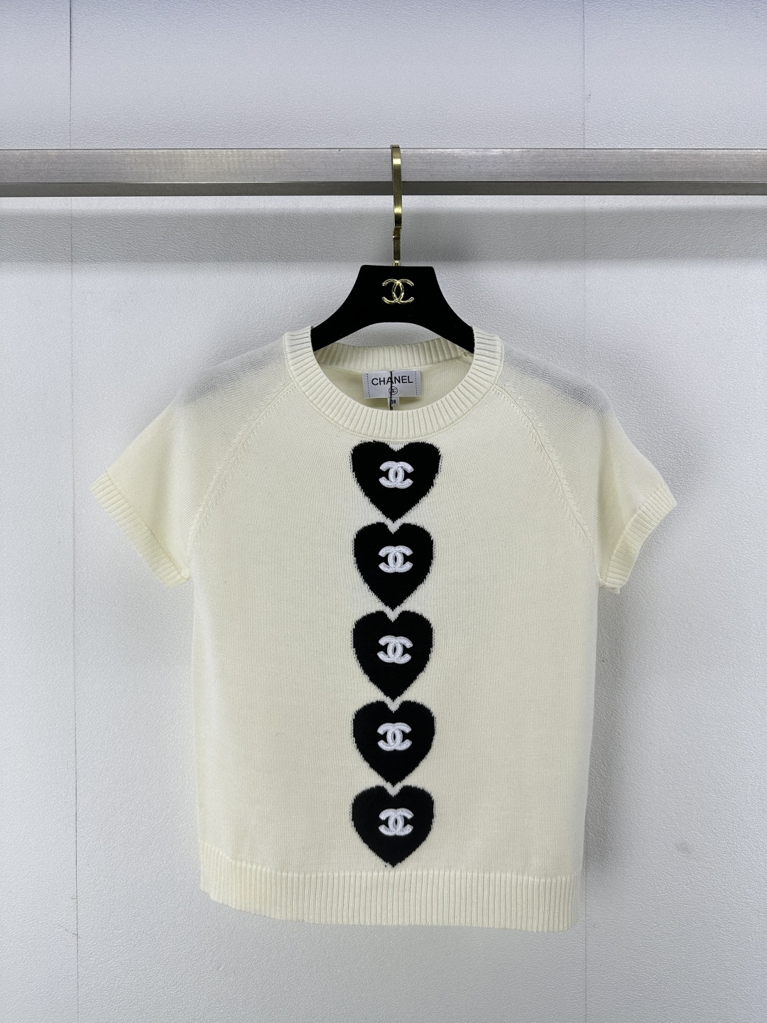 NO:308962,Chane* new details 25 Summer new love short sleeves Contrast color love positioning logo eye-catching Fabric thin and comfortable, age-reducing and versatile 3 colors 3 codes SML, chanel, T-shirt, alexander wang19860909Chane*上新细节 25 夏季新款爱心短袖 撞色爱心定位logo吸睛 面料轻薄舒适 减龄又百搭 3色3码SML,,chanel,T-shirt,alexander wang,Women's clothing