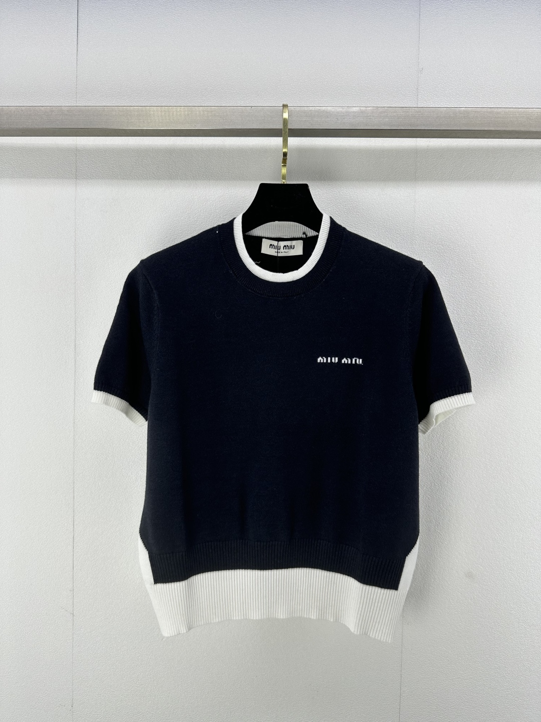 NO:308944,Miumi* new details 25 Early spring new knitted round neck short sleeve fake two-piece design classic letter logo jacquard embellishment youth college style fashionable daily versatile 2 colors 3 codes SML, miumiu, T-shirt, alexander wang19860909Miumi*上新细节 25 早春新款针织圆领短袖 假两件设计 经典字母logo提花点缀 青春学院风 时髦日常百搭 2色3码SML,,miumiu,T-shirt,alexander wang,Women's clothing