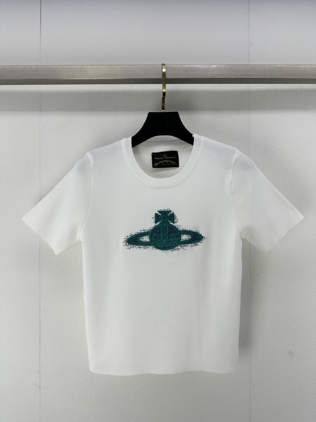 NO:309517,vivienne westwoo Queen Mother* new details 25 new summer knitted short sleeves paired with embroidered Saturn elements Simple and high-end customization online soft and comfortable, especially suitable for summer wear 2 colors 3 sizes SML, T-shirt, alexander wang19860909vivienne westwoo西太后*上新细节 25 夏季新款针织短袖 搭配刺绣土星元素 简约又高级定制上线轻柔舒适,特别适合夏季穿着 2色3码SML,,T-shirt,alexander wang,Women's clothing