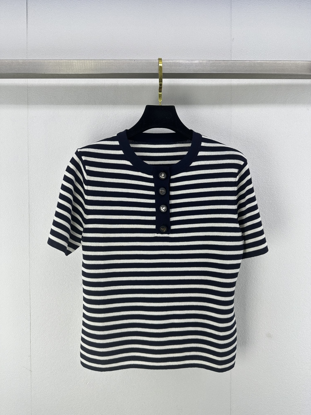 NO:309505,Dio* new details 25 Early spring new knitted striped short sleeves Four-breasted custom logo button decoration Stripe splicing design Commuting fashionable and versatile 1 color 3 code SML, dior, T-shirt, alexander wang19860909Dio*上新细节 25 早春新款针织条纹短袖 四排扣定制logo纽扣装饰 条纹拼接设计 通勤时髦百搭 1色3码SML,,dior,T-shirt,alexander wang,Women's clothing