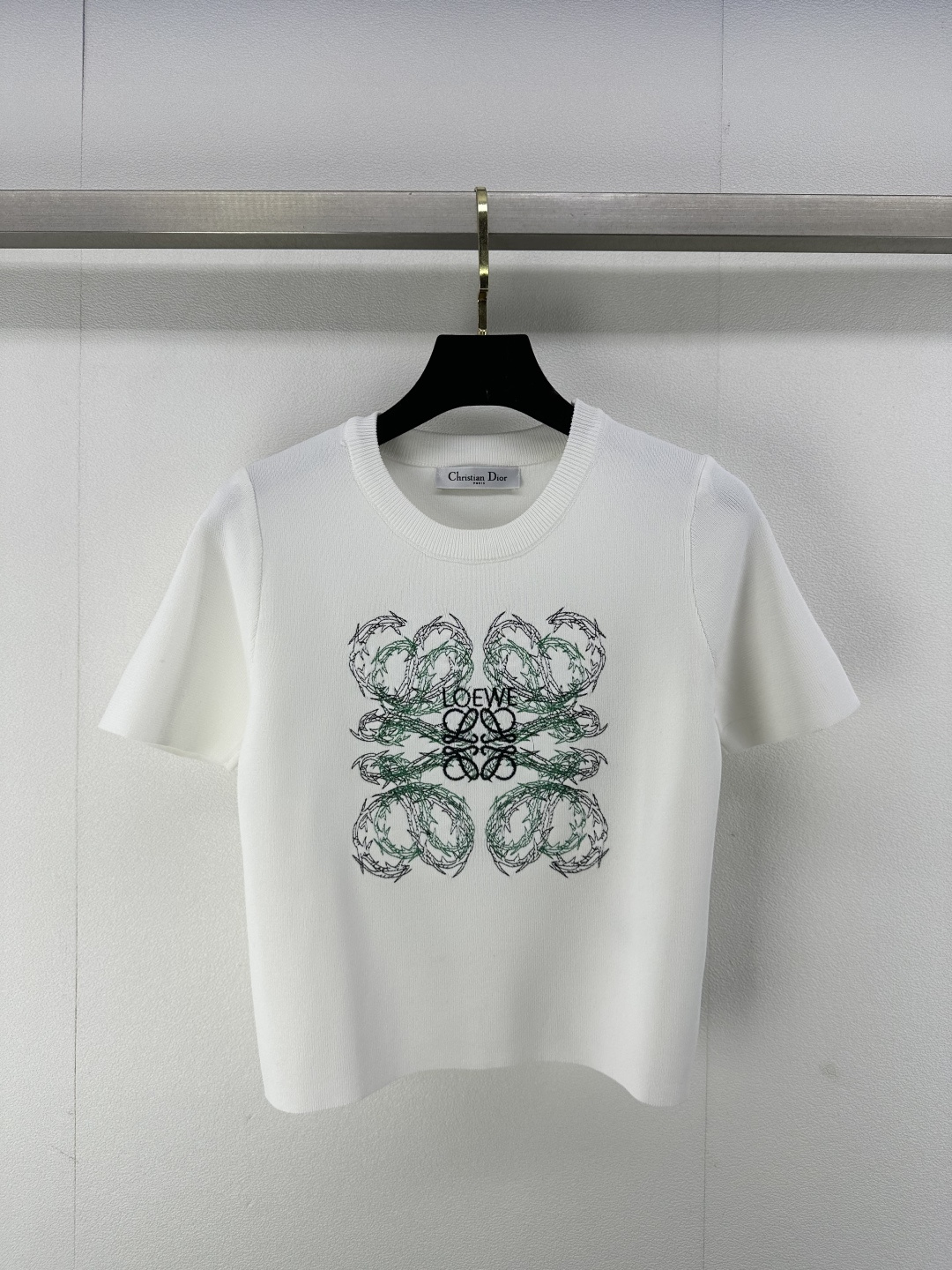 NO:308913,New details on Loew* 25SS Autumn and Winter Latest Color-blocking Large Logo Letter Knitted Short Sleeve Sweater on the Boobs!  Age-reducing, fashionable, high-end and versatile, not picky about people, it looks so good when you go out on the street, it is casual and fashionable, and can be easily controlled by all body types. Customized fabrics are comfortable to knock on, and the practical wear rate is super high, and the texture is so good~ 2 colors and 3 sizes SML, loewe, sweaters, T-shirt, alexander wang19860909Loew*上新细节 25SS 秋冬最新胸前拼色大logo字母针织短袖毛衣！减龄又时尚高级百搭不挑人,穿出街简直太好看了随意又不失时髦度各种体型都可以轻松驾驭,定制面料敲舒服实穿率超高 质感好到爆~ 2色3码SML,,loewe,sweaters,T-shirt,alexander wang,Women's clothing