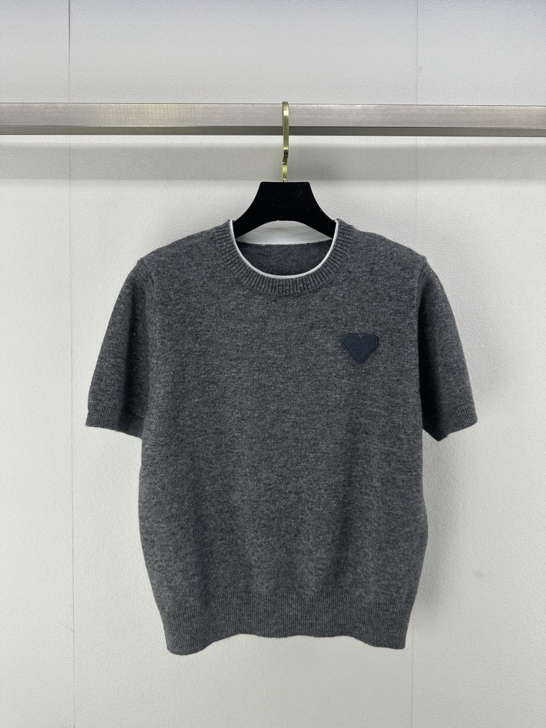 NO:308916,Dzzit* New details 25 Early Spring New Love Logo Short-sleeved Cardigan Premium Gray Color Positioning Logo Badge Versatile and Not Picking 2 Colors 3 SML, T-shirt, alexander wang19860909Dzzit* 上新细节 25 早春新款爱心徽标短袖开衫 高级灰配色 定位logo徽章 百搭不挑人 2色3码SML,,T-shirt,alexander wang,Women's clothing