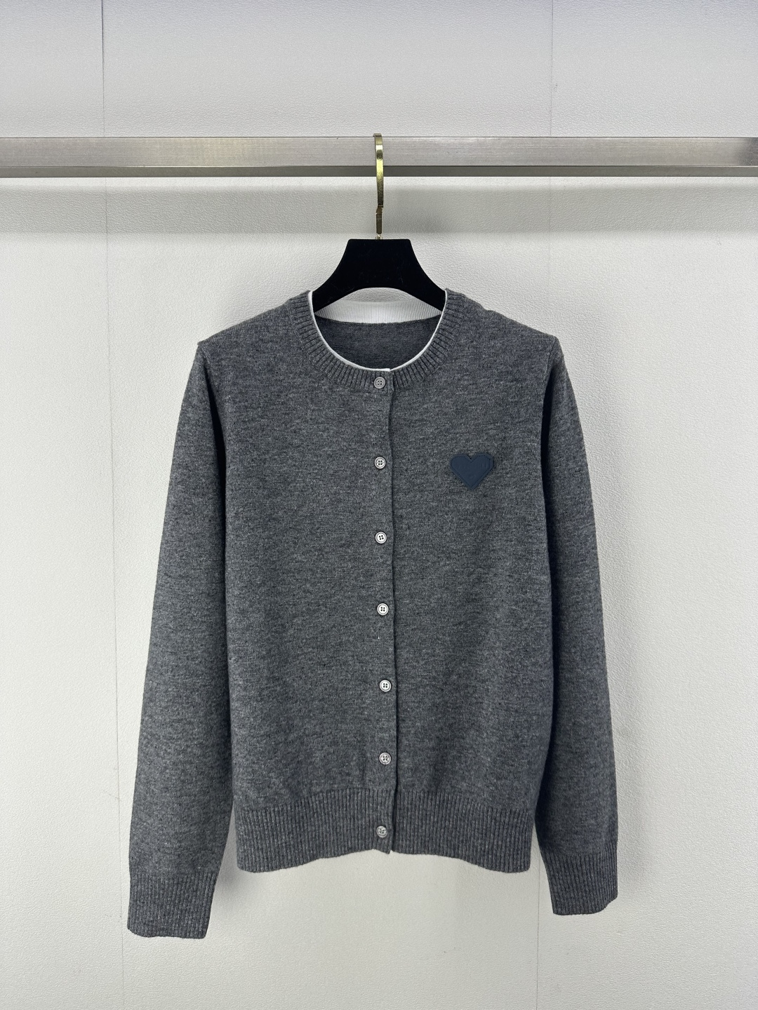 NO:308922,Dzzit* New details 25 Early Spring New Love Logo Short-sleeved Cardigan Premium Gray Color Positioning Logo Badge Versatile and Not Picking 2 Colors 3 SML, T-shirt, alexander wang19860909Dzzit* 上新细节 25 早春新款爱心徽标短袖开衫 高级灰配色 定位logo徽章 百搭不挑人 2色3码SML,,T-shirt,alexander wang,Women's clothing