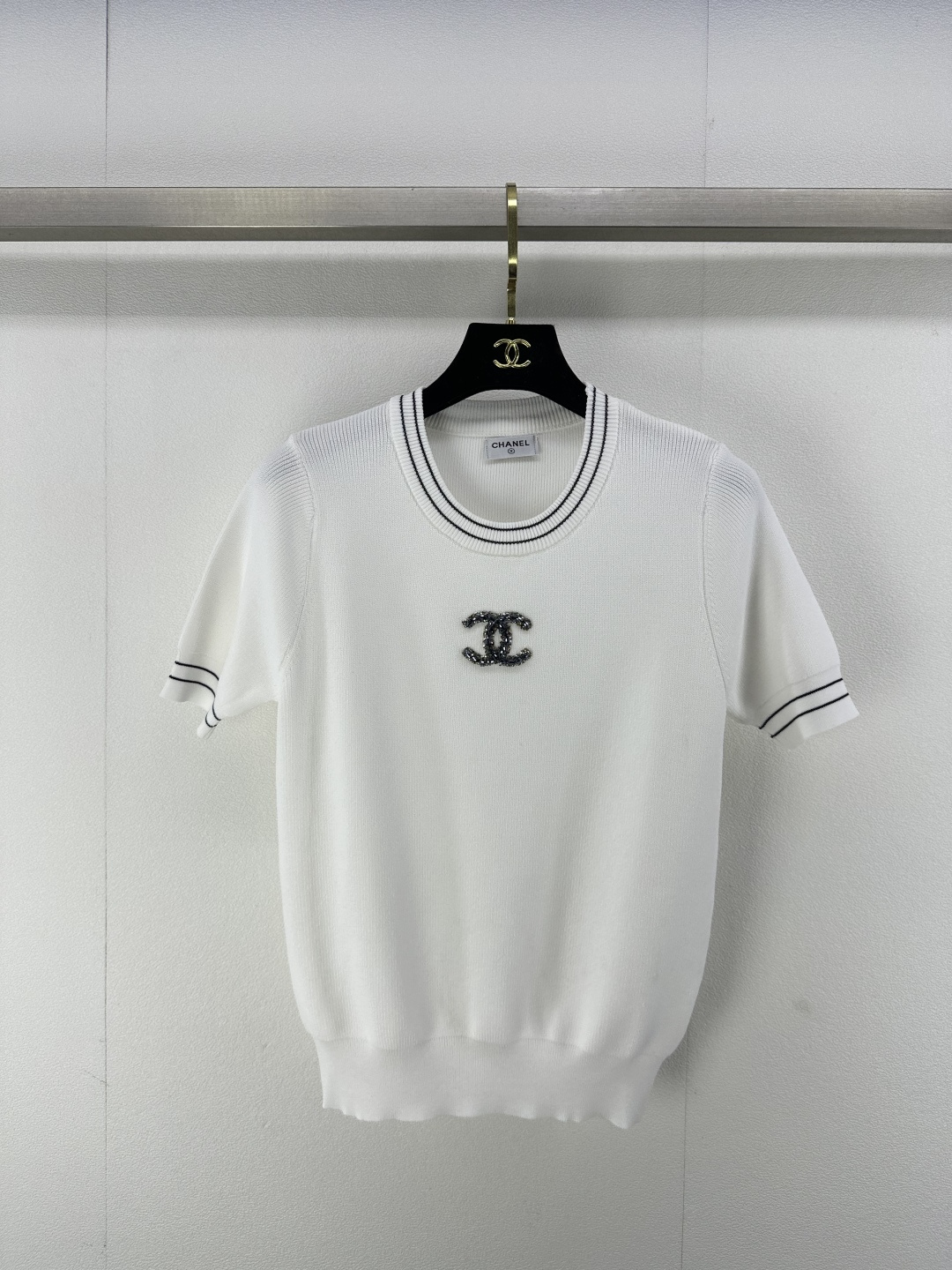 NO:308925,Chane* New details 25 Spring new bead short-sleeved bead contrasting bead color logo is eye-catching, the upper body is age-reducing, simple and comfortable, versatile and not picky, 2 colors and 3 sizes SML, chanel, T-shirt, alexander wang19860909Chane* 上新细节 25 春季新款钉珠短袖 钉珠撞色logo 抢眼吸睛 上身减龄简洁舒适 百搭不挑人 2色3码SML,,chanel,T-shirt,alexander wang,Women's clothing
