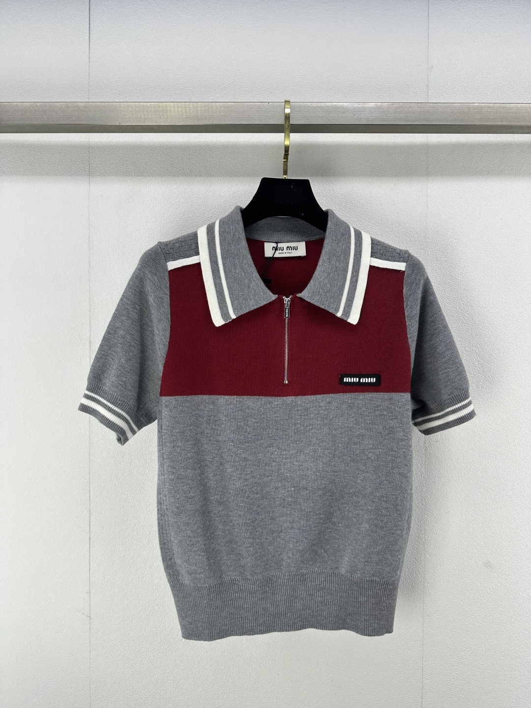 NO:308958,Miumiu* New Details 25 Summer Latest Brand Letter Half Zipper Lapel Short Sleeve!  Jacquard letters are elegant and have a high-end feel!  It is beautiful and never out of time, and has its own aura!  The classic style is versatile and not picky!  The color is fashionable and age-reducing, and the upper body is very cute!  2 color 3 code SML, miumiu, T-shirt, alexander wang19860909Miumiu* 上新细节 25 夏季最新品牌字母半拉链翻领短袖！提花字母优雅大牌自带高级感！ 耐看永不过时 自带气场！经典版型百搭不挑人！颜色时髦减龄,上身超爱！ 2色3码SML,,miumiu,T-shirt,alexander wang,Women's clothing