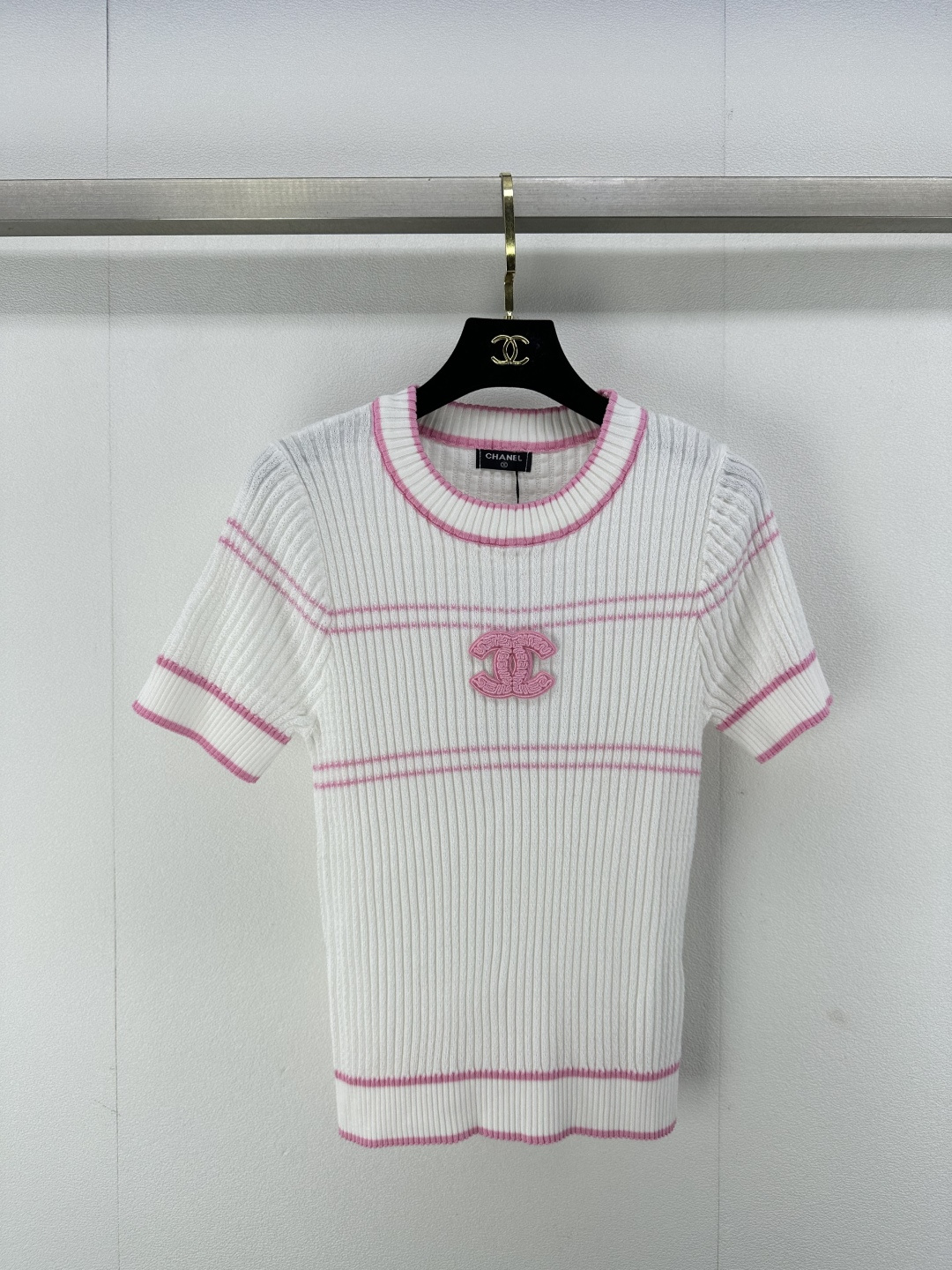 NO:308952,Chane* new details 25 Spring and summer new round neck slim knitted short sleeves Threaded edges add exquisite tone Knitted texture of vertical pit stripes Combined with elastic characteristics Make it look slimmer with the neckline hem stripes on the chest with horizontal bars and double C logos to show brand tone versatile styles that do not pick the age skin tone 2 colors 3 SML, chanel, T-shirt, alexander wang19860909Chane*上新细节 25 春夏新品圆领修身针织短袖 螺纹包边增添精致调性 通体竖坑条针织纹理 搭配弹性十足的特性 贴合身型更显瘦 领袖口衣摆条纹胸前饰以横杠双C徽标装饰 展示品牌调性 百搭款式不挑年龄肤色 2色3码SML,,chanel,T-shirt,alexander wang,Women's clothing