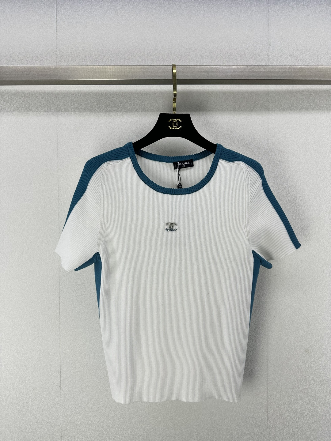 NO:308931,Chane* new details 25 Early spring new knitted round neck short sleeves Contrast color splicing design Classic brand double C letter logo decoration Simple and fashionable daily casual versatile 2 colors 3 codes SML, chanel, T-shirt, alexander wang19860909Chane*上新细节 25 早春新款针织圆领短袖 撞色拼接设计 经典品牌双c字母logo装饰 简约时髦日常休闲百搭 2色3码SML,,chanel,T-shirt,alexander wang,Women's clothing