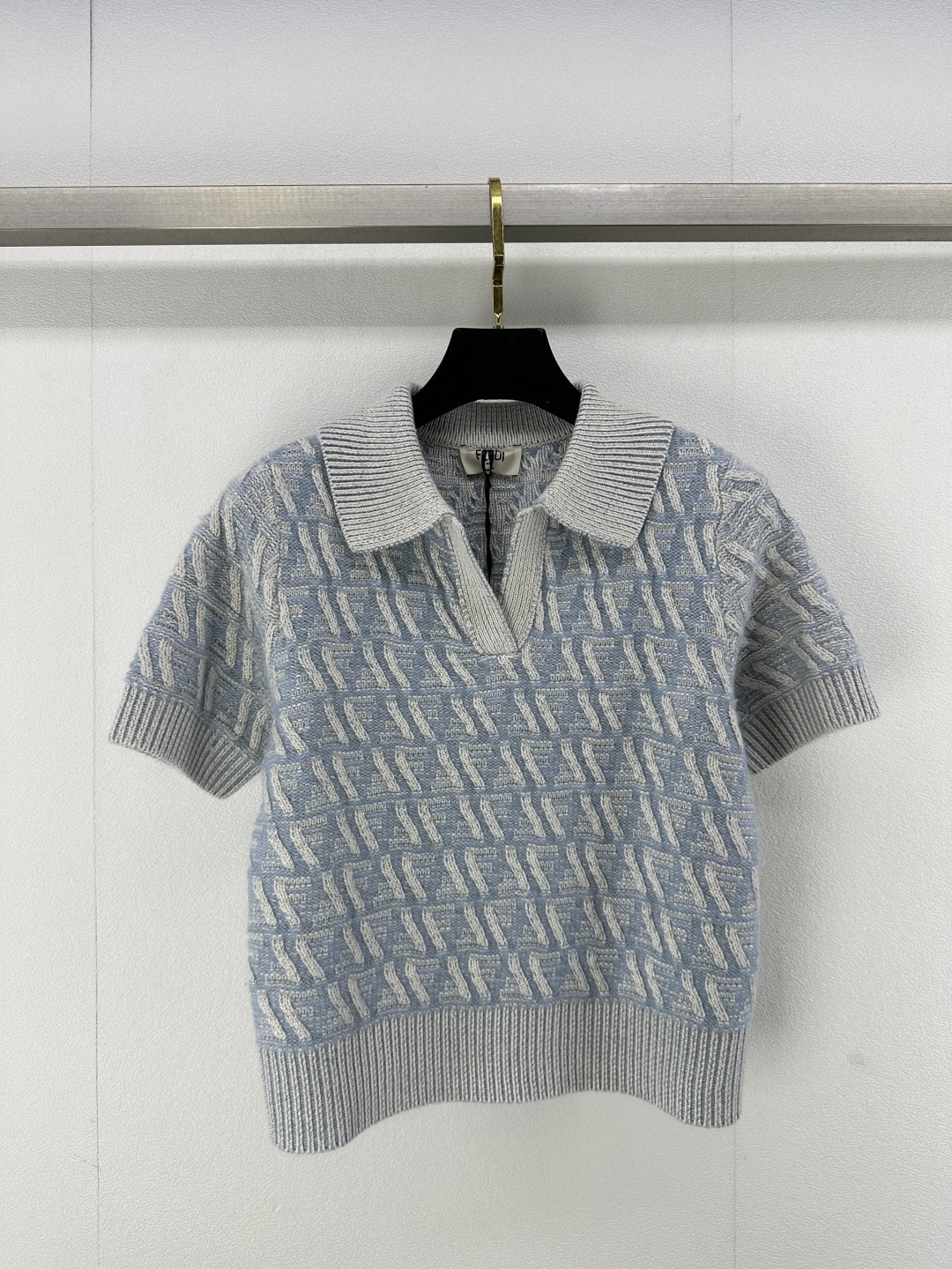 NO:308970,Fend* new details 25 Spring and summer new capsule series. Age-reducing college style outfit, presbyopia FF crocheted lapel short sleeves!  The imported yarn has a delicate texture and comfortable texture. The presbyterian logo is fashionable and high-end!  The classic style looks huge and slim!  2 color 3 code SML, fendi, T-shirt, alexander wang19860909Fend*上新细节 25 春夏新品胶囊系列.减龄学院风穿搭,老花FF钩织翻领短袖！进口纱线质感细腻舒适.老花logo时髦又高级！经典版型上身巨显瘦！ 2色3码SML,,fendi,T-shirt,alexander wang,Women's clothing