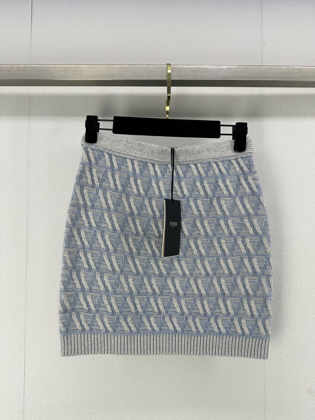 NO:308973,Fend* new details 25 Spring and summer new capsule series. Age-reducing college style outfit, presbyopia FF crocheted skirt!  YB custom hip-pack slim and versatile style is not picky about people's upper body, and it is fashionable, with a full-frame crochet FF pattern low-key and luxurious!  The presbyterian logo is fashionable and high-end!  The classic style looks huge and slim!  2 color 3 code SML, fendi, skirts, alexander wang19860909Fend*上新细节 25 春夏新品胶囊系列.减龄学院风穿搭,老花FF钩织半裙！YB定制包臀修身百搭版型不挑人上身高级又时髦,全幅钩针FF图案低调奢华！老花logo时髦又高级！经典版型上身巨显瘦！ 2色3码SML,,fendi,skirts,alexander wang,Women's clothing