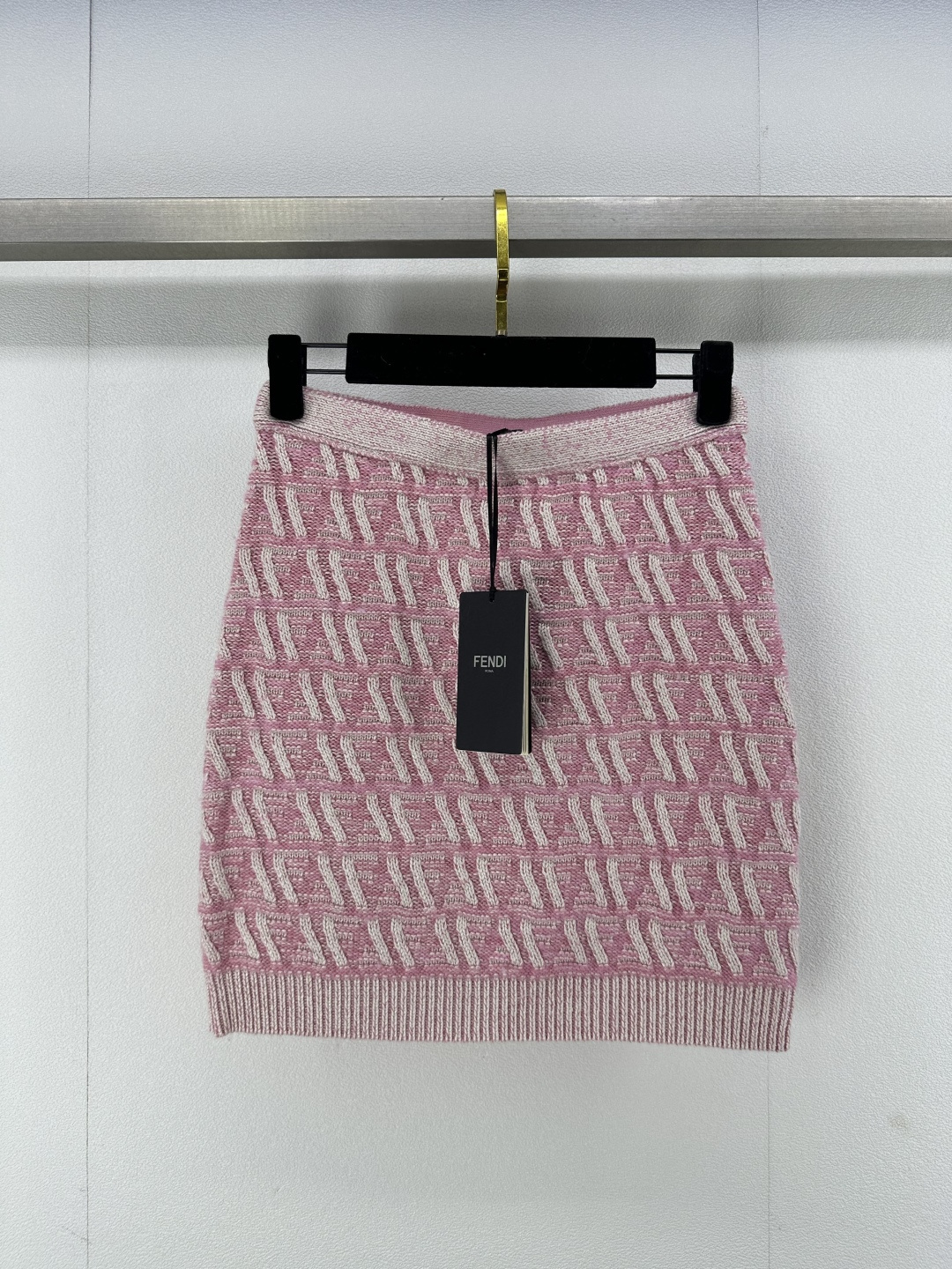 NO:308979,Fend* new details 25 Spring and summer new capsule series. Age-reducing college style outfit, presbyopia FF crocheted skirt!  YB custom hip-pack slim and versatile style is not picky about people's upper body, and it is fashionable, with a full-frame crochet FF pattern low-key and luxurious!  The presbyterian logo is fashionable and high-end!  The classic style looks huge and slim!  2 color 3 code SML, fendi, skirts, alexander wang19860909Fend*上新细节 25 春夏新品胶囊系列.减龄学院风穿搭,老花FF钩织半裙！YB定制包臀修身百搭版型不挑人上身高级又时髦,全幅钩针FF图案低调奢华！老花logo时髦又高级！经典版型上身巨显瘦！ 2色3码SML,,fendi,skirts,alexander wang,Women's clothing