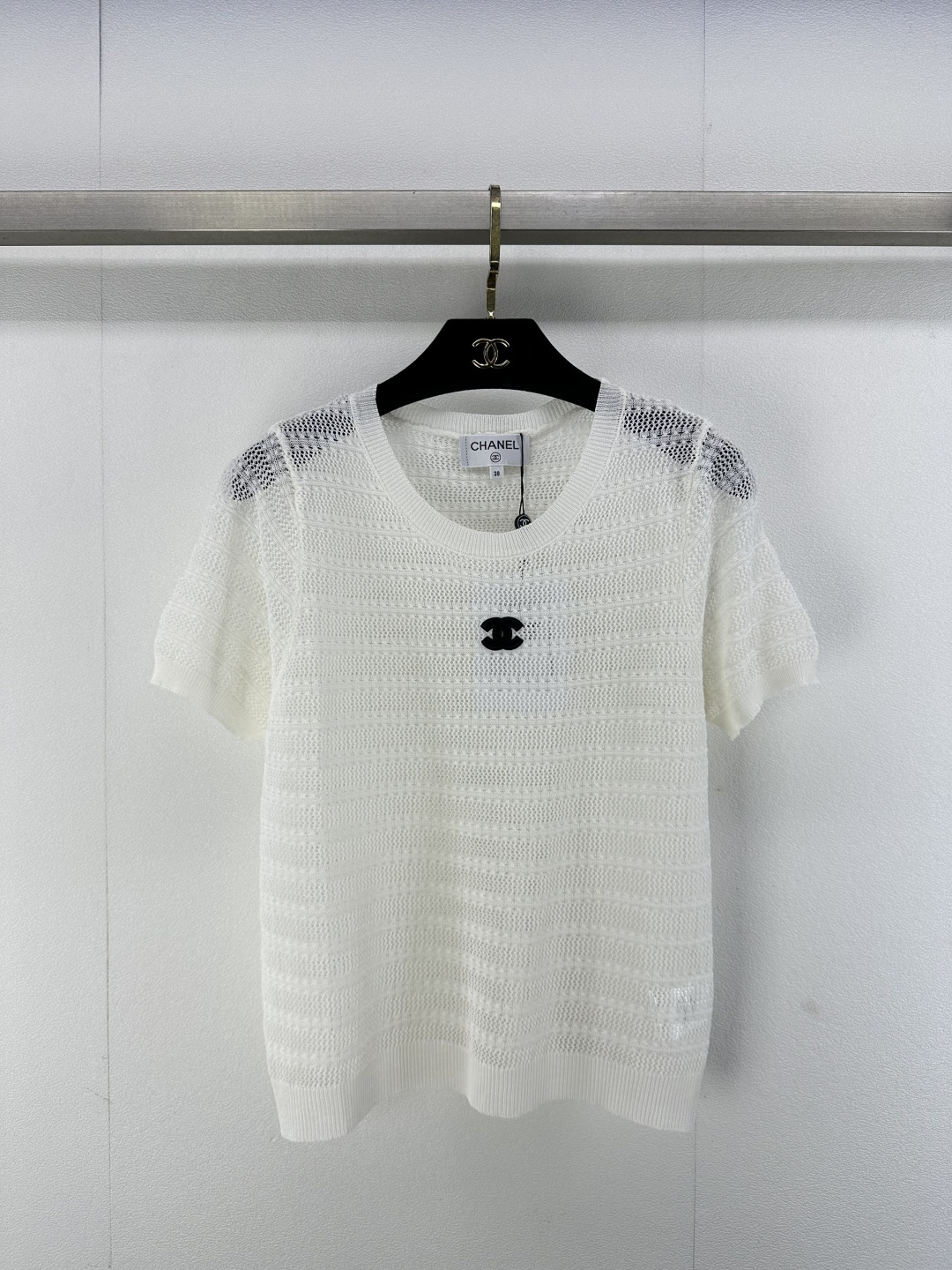 NO:308935,CHANe* New details 25 New summer hollow knitted short sleeves Customized logo, fresh color matching Super white tone The material is super delicate, soft and comfortable on the upper body, fashionable and huge temperament!  A rich and beautiful woman must come in!  3 color 3 code SML, chanel, T-shirt, alexander wang19860909CHANe* 上新细节 25 夏季新款镂空针织短袖 定制logo,清新配色 超级显白的色调 材质超细腻柔软上身舒适,时髦上身巨气质！白富美必入！ 3色3码SML,,chanel,T-shirt,alexander wang,Women's clothing
