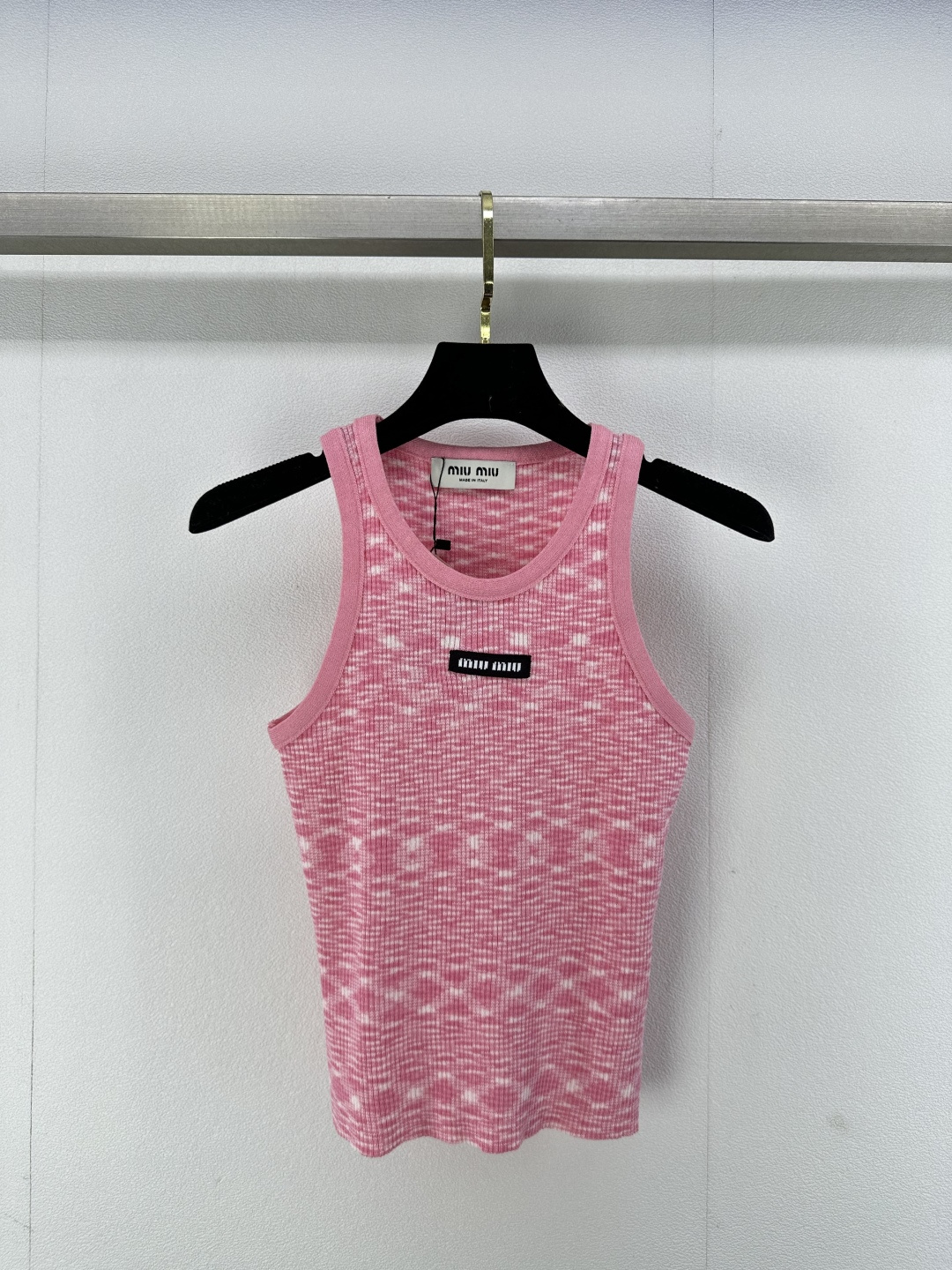 NO:308937,Miumi* new details 25 summer new color vest contrasting color fashionable logo embellishment youthful and energetic beautiful girl 3 colors 3 codes SML, miumiu, alexander wang19860909Miumi*上新细节 25 夏季新款彩色背心 撞色时髦 logo徽标点缀 青春活力美少女 3色3码SML,,miumiu,alexander wang,Women's clothing