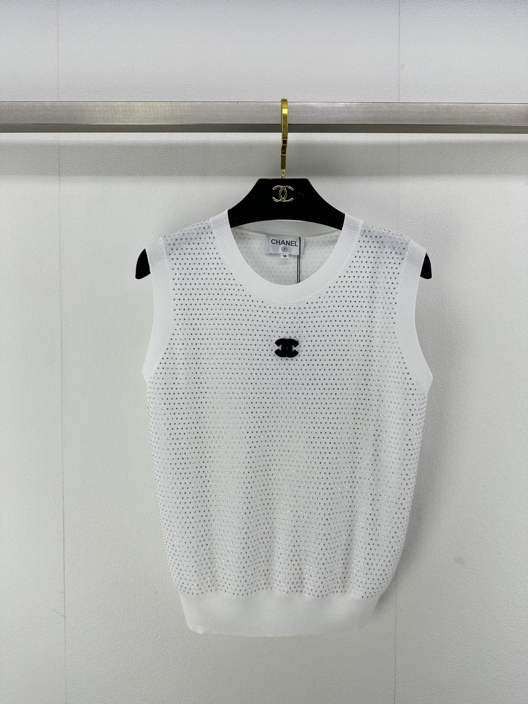 NO:308939,Chane* New details 25 Spring and summer latest heavy industry hot diamond knitted vest!  Customized yarn is gentle and comfortable, and custom logo is simple and exquisite!  3 color 3 code SML, chanel, alexander wang19860909Chane* 上新细节 25 春夏最新重工烫钻针织背心！定制纱线轻柔舒适 定制logo烫钻简约又精致！ 3色3码SML,,chanel,alexander wang,Women's clothing