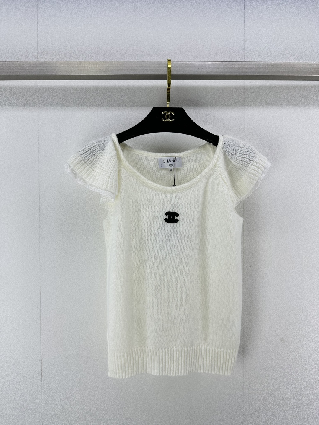 NO:308941,Chane* New details 25 Spring and summer new ruffled vest with ruffled cuffs reveals a cool temperament. Contrasting color logo is eye-catching. The upper body is age-reducing and comfortable. It is versatile and not picky. 3 colors and 3 sizes SML, chanel, alexander wang19860909Chane* 上新细节 25 春夏新款荷叶边背心 荷叶边袖口 透露着气质清凉感 撞色logo抢眼吸睛 上身减龄简洁舒适 百搭不挑人 3色3码SML,,chanel,alexander wang,Women's clothing