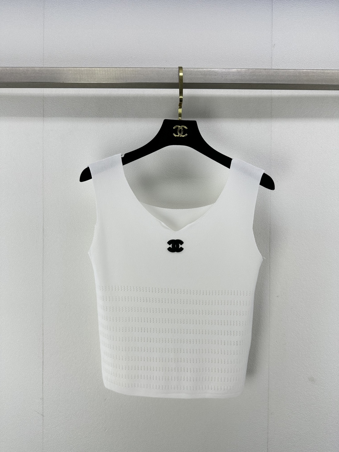 NO:308943,Chane* new details 25 new summer small v-neck knitted vest custom logo Tennis fabric light and comfortable top body fashionable and elegant 2 colors 3 size SML, chanel, alexander wang19860909Chane*上新细节 25 夏季新款小v领针织背心 定制logo 天丝面料轻薄舒适 上身时髦又气质 2色3码SML,,chanel,alexander wang,Women's clothing