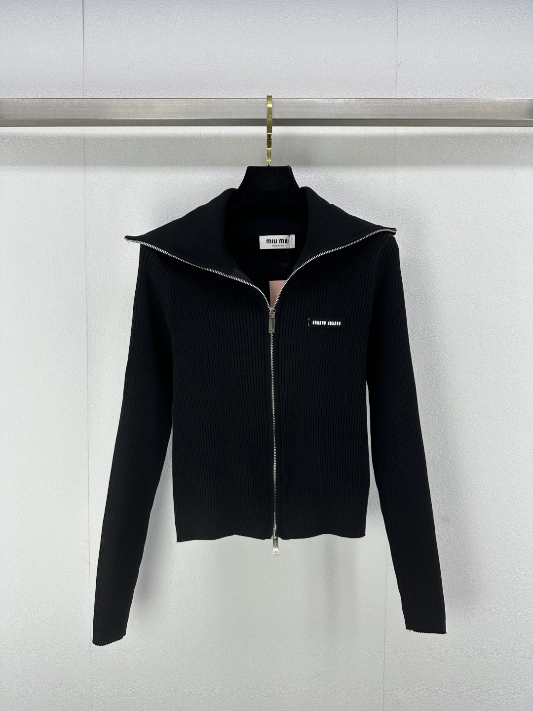 NO:308961,Miumiu* new details 25 Spring new knitted zipper cardigan, rear shawl design reduces age and fashionable, positioning logo logo, high-end fashionable and versatile, waist-hugging design shows figure 2 colors and 3 sizes SML,,miumiu,shawls,alexander wang19860909Miumiu*上新细节 25 春季新款针织拉链开衫 后披肩设计减龄时髦 定位logo徽标 高级时髦百搭 收腰设计显身材 2色3码SML,,miumiu,shawls,alexander wang,Women's clothing