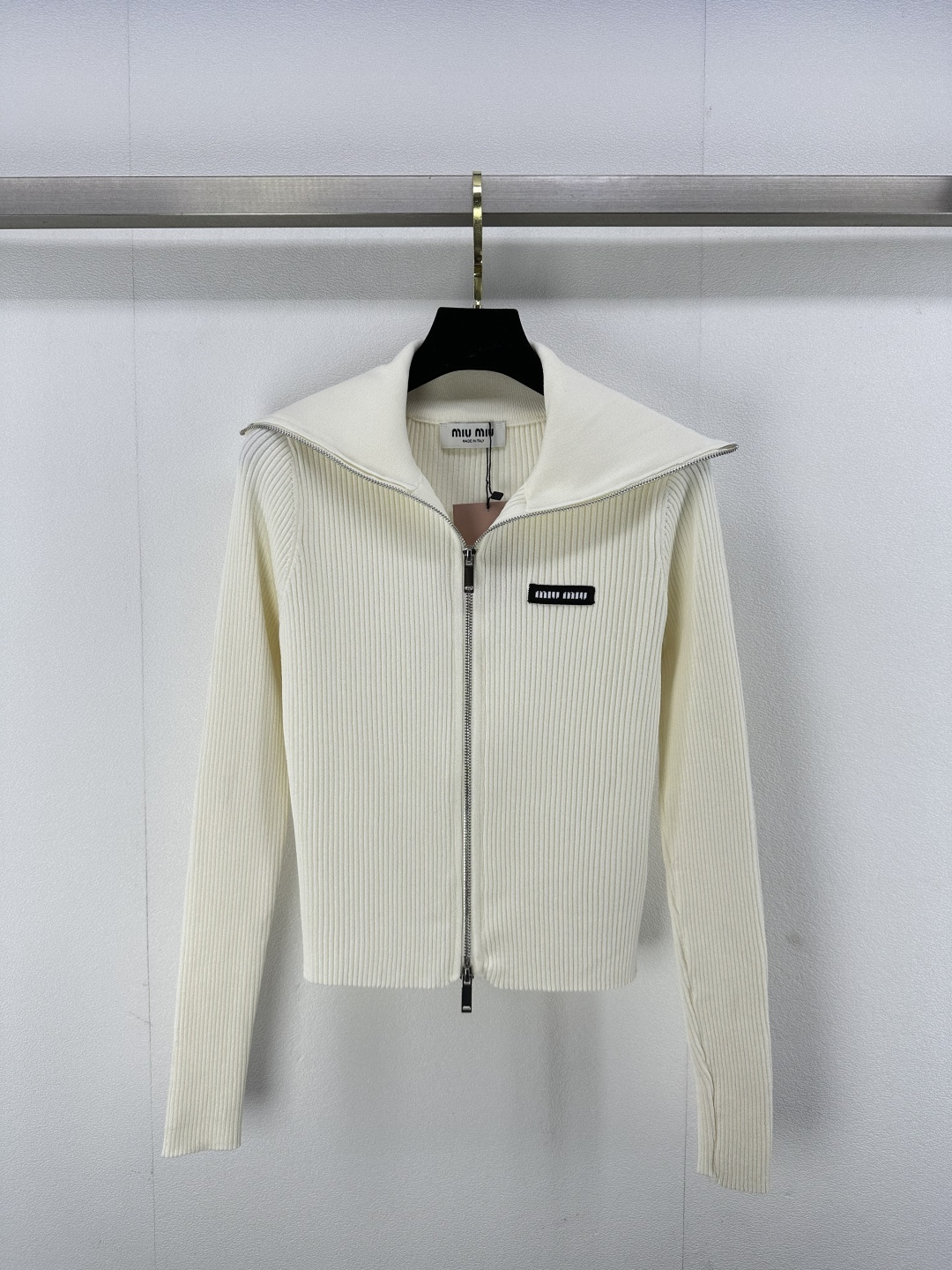 NO:308964,Miumiu* new details 25 Spring new knitted zipper cardigan, rear shawl design reduces age and fashionable, positioning logo logo, high-end fashionable and versatile, waist-hugging design to show off your figure. 2 colors and 3 sizes SML,,miumiu,shawls,alexander wang19860909Miumiu*上新细节 25 春季新款针织拉链开衫 后披肩设计减龄时髦 定位logo徽标 高级时髦百搭 收腰设计显身材 . 2色3码SML,,miumiu,shawls,alexander wang,Women's clothing