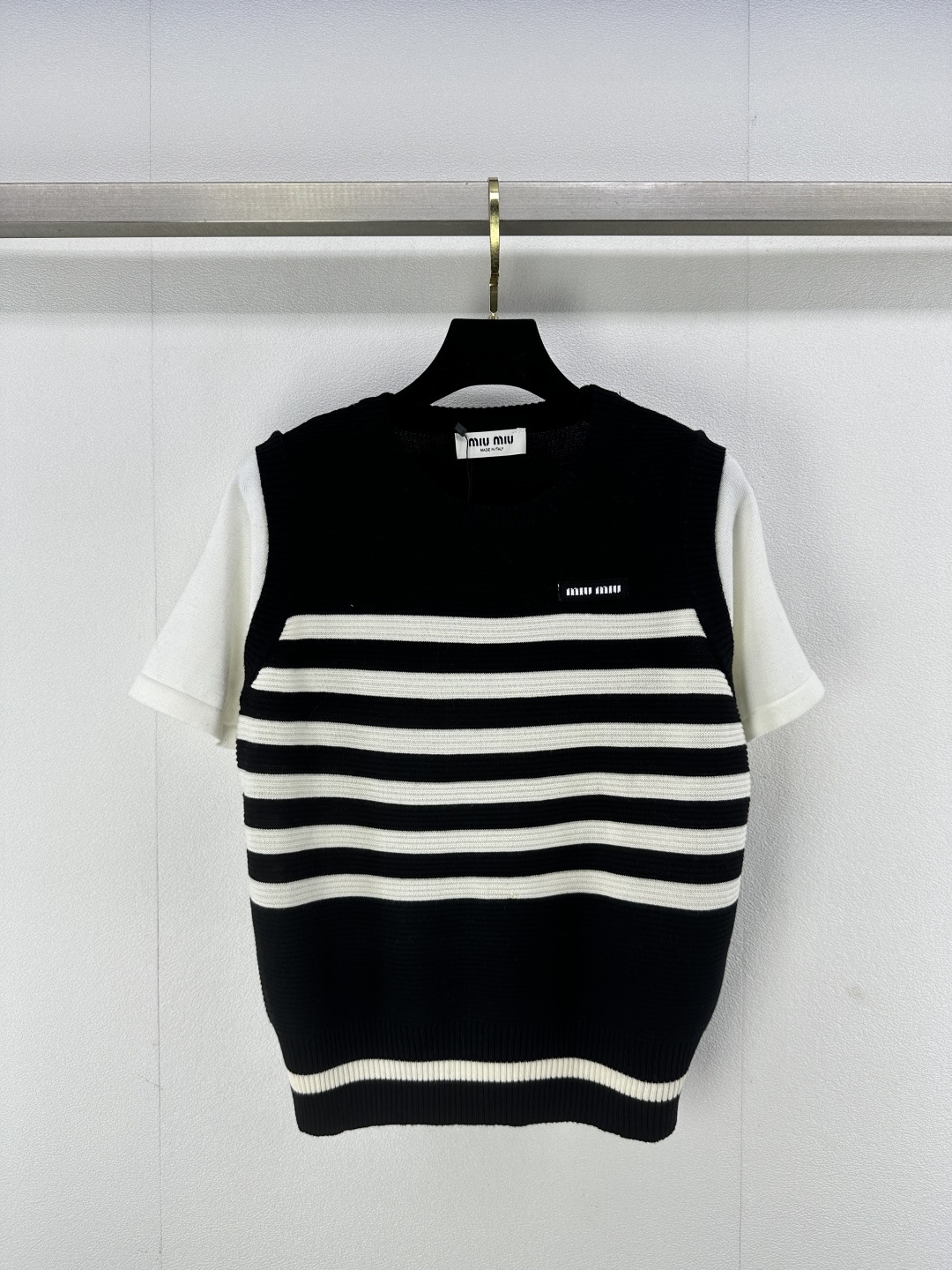 NO:308954,Miumi* new details 25 Spring new style pin round neck striped short sleeve contrast color matching letter logo logo versatile and age-reducing 2 colors 3 codes SML, miumiu, T-shirt, alexander wang19860909miumi*上新细节 25 春季新款针圆领条纹短袖 撞色配色 字母logo徽标 百搭又减龄 2色3码SML,,miumiu,T-shirt,alexander wang,Women's clothing