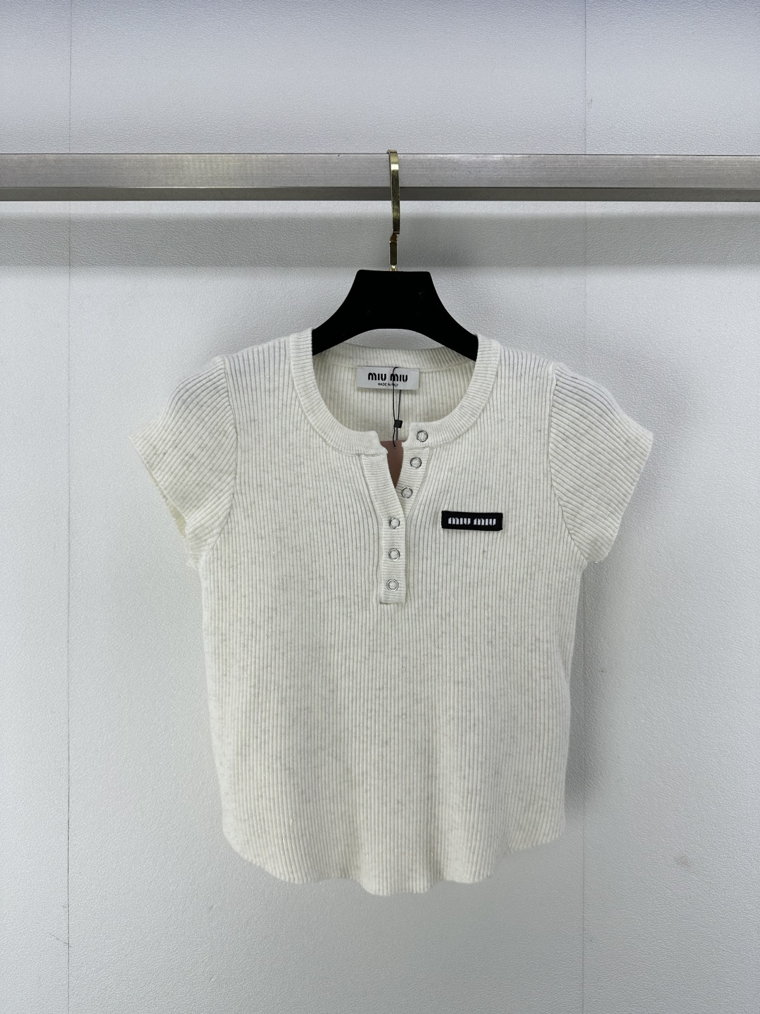 NO:308955,Miumi* new details 25 spring and summer new half-cardigan short-sleeved custom logo logo embellished with gold wire, fashionable and high-end slimness, versatile and unselectable 2 colors and 3 sizes, miumiu, T-shirt, alexander wang19860909Miumi*上新细节 25 春夏新款半开衫短袖 定制logo徽标 衣身金丝线点缀 时髦高级显瘦 气质百搭不挑人 2色3码SML,,miumiu,T-shirt,alexander wang,Women's clothing