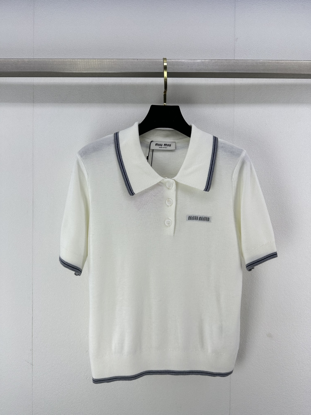 NO:312493,Miumi* new details 25 spring and summer new Polo knitted contrasting edge short sleeve left side contrasting letter embroidery small logo casually match versatile and not picky 3 colors 3 codes SML, miumiu, T-shirt, alexander wang19860909miumi*上新细节 25 春夏新款Polo针织撞色边短袖左侧撞色字母刺绣小logo 休闲任意搭配 百搭不挑人 3色3码SML,,miumiu,T-shirt,alexander wang,Women's clothing