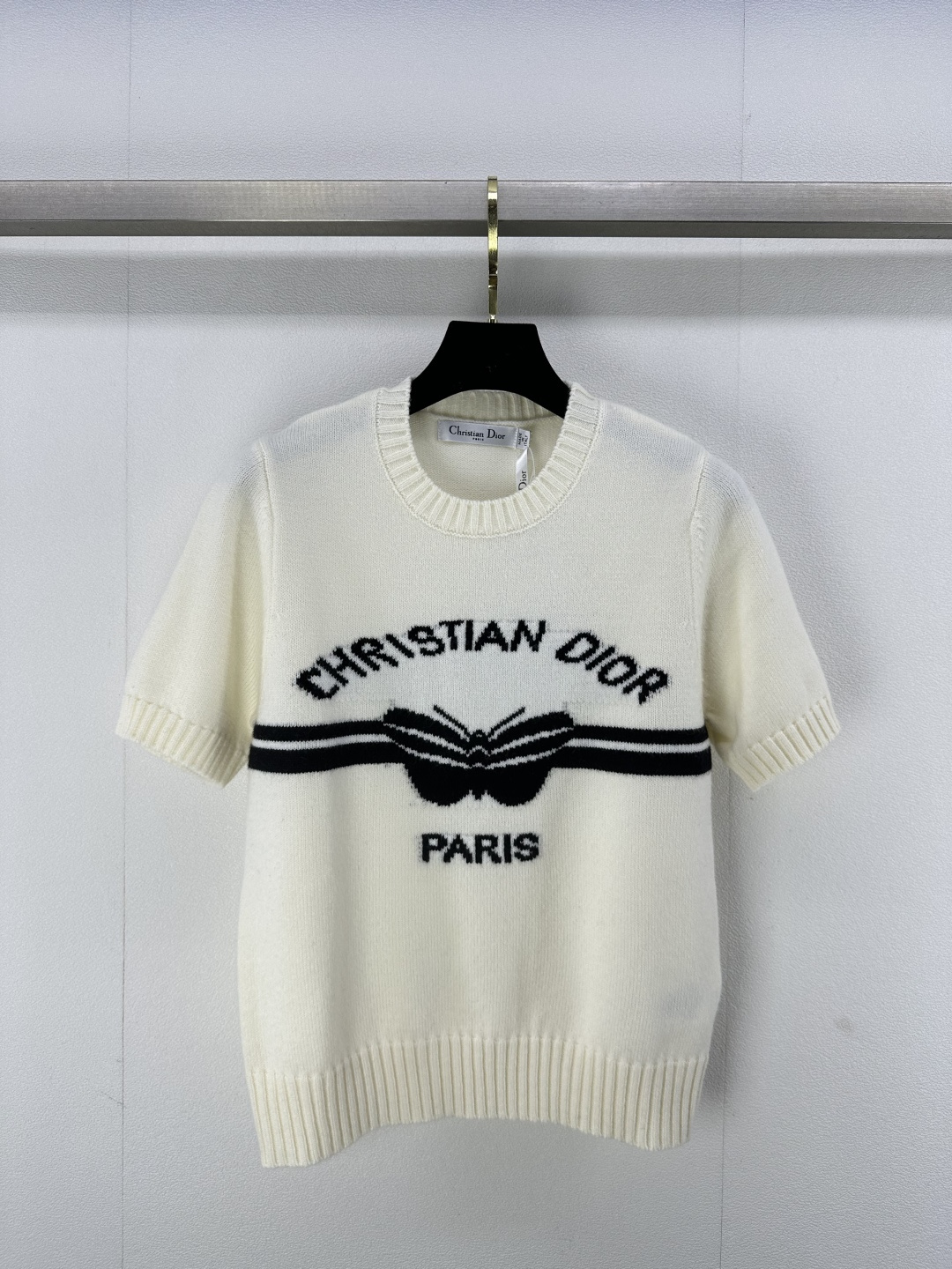 NO:311036,New details on Dio* 25 Early spring new round neck butterfly short sleeves butterfly letter jacquard design, classic round neck commuting versatile, simple and fashionable, new summer favorite!  3 color 3 code SML, dior, T-shirt, alexander wang19860909Dio*上新细节 25 早春新款圆领蝴蝶短袖 蝴蝶字母提花设计,经典圆领通勤百搭,简约时尚,夏日新宠！ 3色3码SML,,dior,T-shirt,alexander wang,Women's clothing