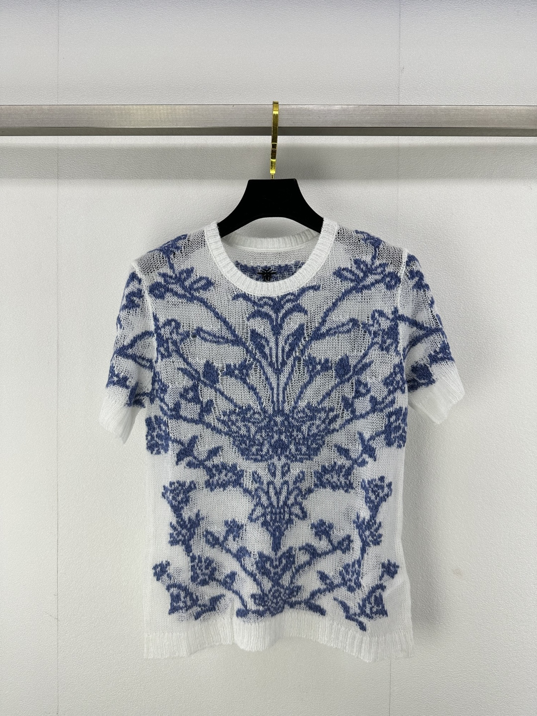 NO:310018,Dio *New Details 25 Spring and Summer New Sleeve Heavy Industry Floral Embroidered Cashmere Short Sleeve!  Super heavy craftsmanship inlay weaving effect!  Imported mohair cashmere has a delicate texture and a light and comfortable texture. The inspirational flower abandoned pattern is elegantly presented with embroidered flowers. A slightly transparent fairy-like little sexy creates a white and beautiful temperament item. 2 colors and 3 codes SML, dior, T-shirt, alexander wang19860909Dio *上新细节 25 春夏新款套头重工花卉刺绣羊绒短袖！超级重工艺嵌花编织效果！进口马海毛羊绒质感细腻轻薄舒适.灵感花弃图案优雅呈现刺绣花朵.略微透明仙气优雅的小性感打造白富美气质单品 2色3码SML,,dior,T-shirt,alexander wang,Women's clothing