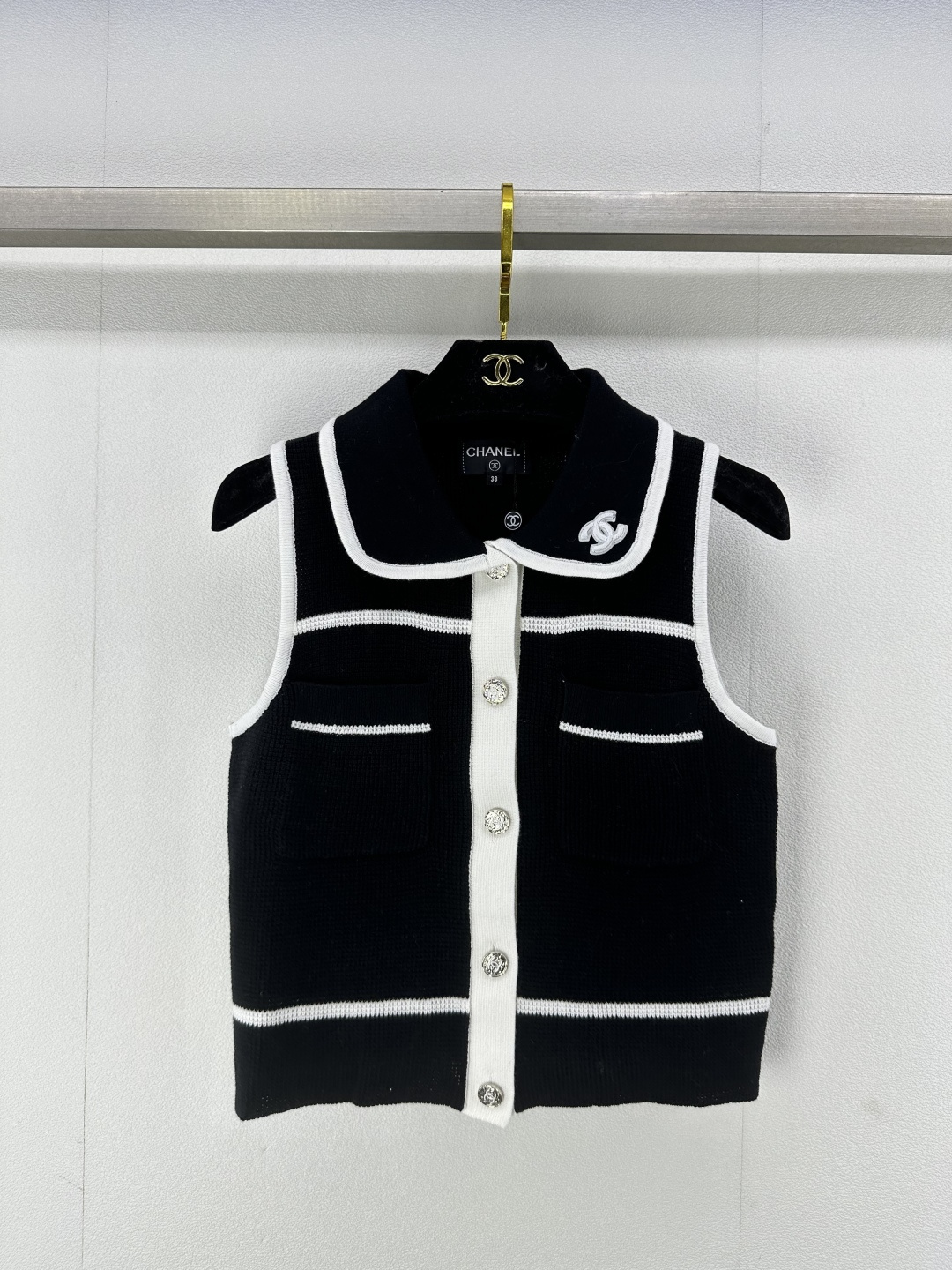 NO:310474,Chane* new details 25 summer new knitted lapel vest cardigan contrast striped splicing design classic double c heavy industry metal button decoration high-end fashionable 2 colors 3 code SML, chanel, alexander wang19860909Chane*上新细节 25 夏季新款针织翻领背心开衫 撞色条纹拼接设计 经典双c重工金属纽扣装饰 高级时髦 2色3码SML,,chanel,alexander wang,Women's clothing