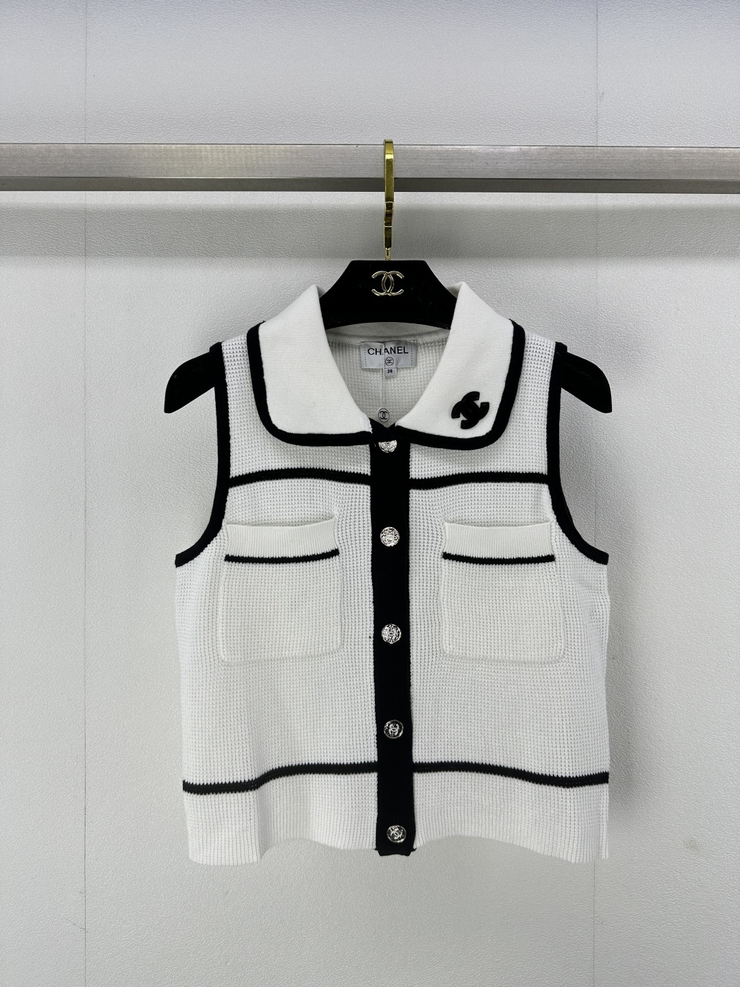 NO:310478,Chane* new details 25 summer new knitted lapel vest cardigan contrast striped splicing design classic double c heavy industry metal button decoration high-end fashionable 2 colors 3 code SML, chanel, alexander wang19860909Chane*上新细节 25 夏季新款针织翻领背心开衫 撞色条纹拼接设计 经典双c重工金属纽扣装饰 高级时髦 2色3码SML,,chanel,alexander wang,Women's clothing