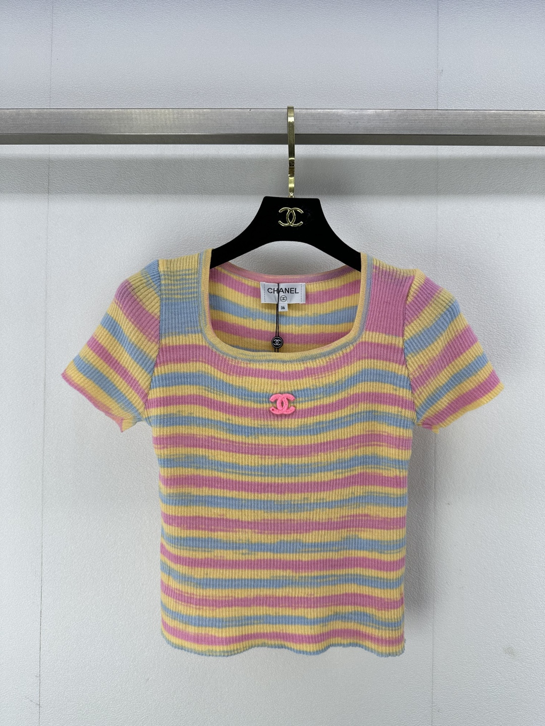 NO:310482,Chane* new details 25 new summer color square collar short sleeves Double C embroidery small fragrance contrast design slim casual and versatile material comfortable 3 colors 3 codes SML, chanel, T-shirt, alexander wang19860909Chane*上新细节 25 夏季新款彩色方领短袖 双C刺绣小香风撞色设计 显瘦休闲百搭材质舒适 3色3码SML,,chanel,T-shirt,alexander wang,Women's clothing