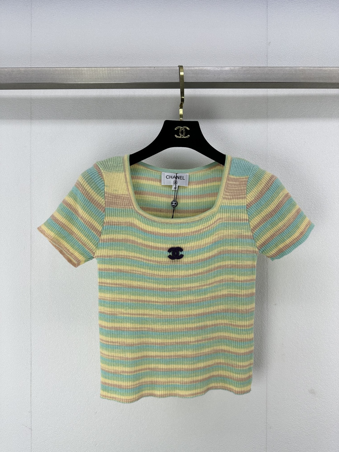 NO:310486,Chane* new details 25 new summer color square collar short sleeves Double C embroidery small fragrance contrast design slim casual and versatile material comfortable 3 colors 3 codes SML, chanel, T-shirt, alexander wang19860909Chane*上新细节 25 夏季新款彩色方领短袖 双C刺绣小香风撞色设计 显瘦休闲百搭材质舒适 3色3码SML,,chanel,T-shirt,alexander wang,Women's clothing