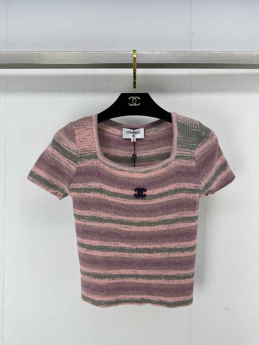 NO:310490,Chane* new details 25 new summer color square collar short sleeves Double C embroidery small fragrance contrast design slim casual and versatile material comfortable 3 colors 3 codes SML, chanel, T-shirt, alexander wang19860909Chane*上新细节 25 夏季新款彩色方领短袖 双C刺绣小香风撞色设计 显瘦休闲百搭材质舒适 3色3码SML,,chanel,T-shirt,alexander wang,Women's clothing