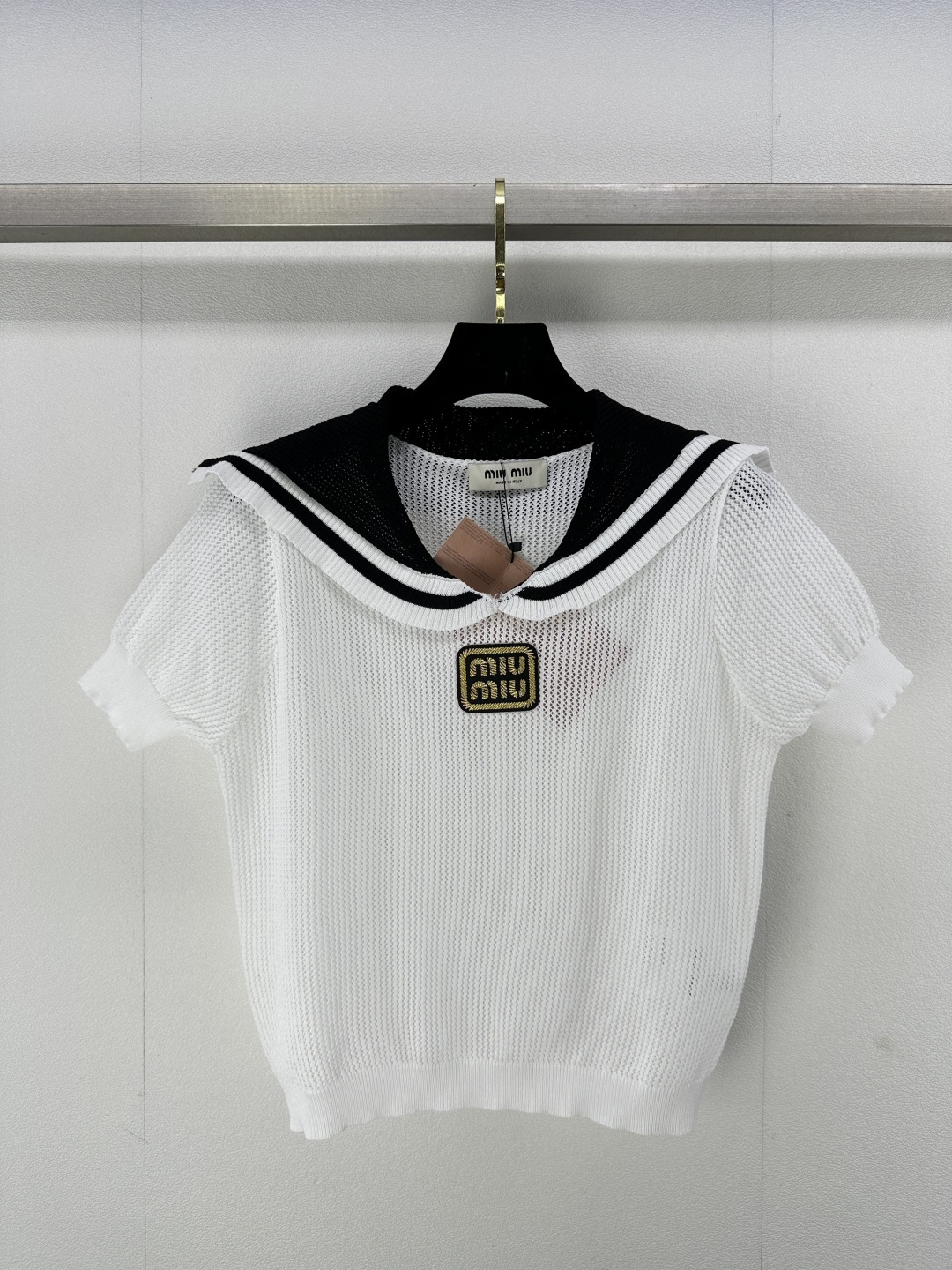NO:312495,New details on MiuMiu 25 Spring and summer new navy collar short sleeve contrast design decorative jacquard letter lapel short sleeve top!  Hollow body cools for summer, upper body with skin filter makes it look white 2 colors 3 codes SML, miumiu, T-shirt, alexander wang19860909MiuMiu上新细节 25 春夏新款海军领短袖 撞色设计装饰提花字母翻领短袖小上衣！镂空衣身清凉一夏,上身自带磨皮滤镜显白 2色3码SML,,miumiu,T-shirt,alexander wang,Women's clothing