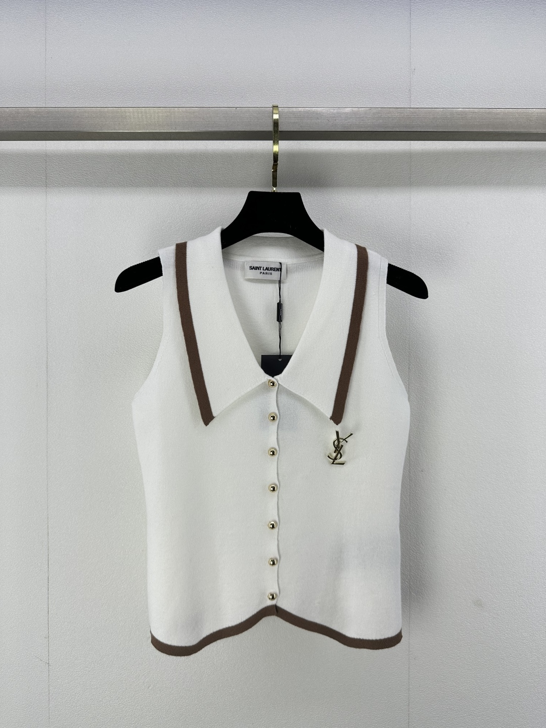 NO:312489,YSL new details 25 spring and summer new Polo neck vest top, customized metal letter logo. High-end contrasting colors create a retro temperament girl's item!  3 color 3 code SML, saint laurent, alexander wang19860909YSL 上新细节 25 春夏新品Polo领背心上衣,定制金属字母logo.高级撞色打造复古气质女郎单品！ 白搭不挑人 3色3码SML,,saint laurent,alexander wang,Women's clothing