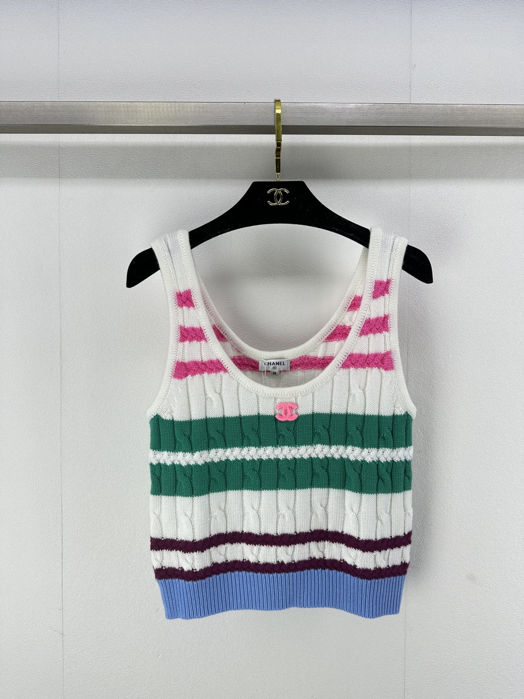 NO:311046,Chane* New details 25 Spring and summer new striped vest Fresh color matching striped contrast Super white tone Big temperament on the upper body!  A rich and beautiful woman must come in!  2 colors 3 codes SML, chanel, alexander wang19860909Chane* 上新细节 25 春夏新款条纹背心 清新配色条纹撞色 超级显白的色调 上身巨气质！白富美必入！ 2色3码SML,,chanel,alexander wang,Women's clothing