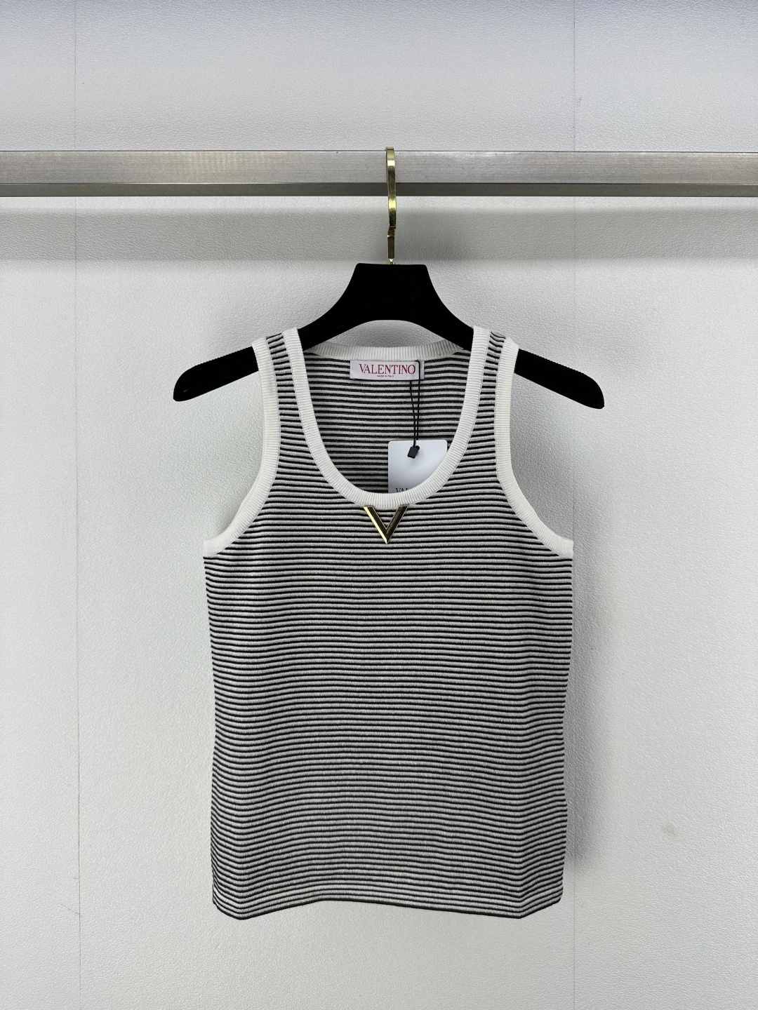 NO:310508,Valentin* new details 25 Early spring new gold-line striped blended vest, metal logo shines, fashion and quality coexist, showing unique feminine charm 1 color 3 code SML, valentino, alexander wang19860909Valentin*上新细节 25 早春新款金线条纹混纺背心,金属徽标闪耀,时尚与品质并存,展现独特女性魅力 1色3码SML,,valentino,alexander wang,Women's clothing