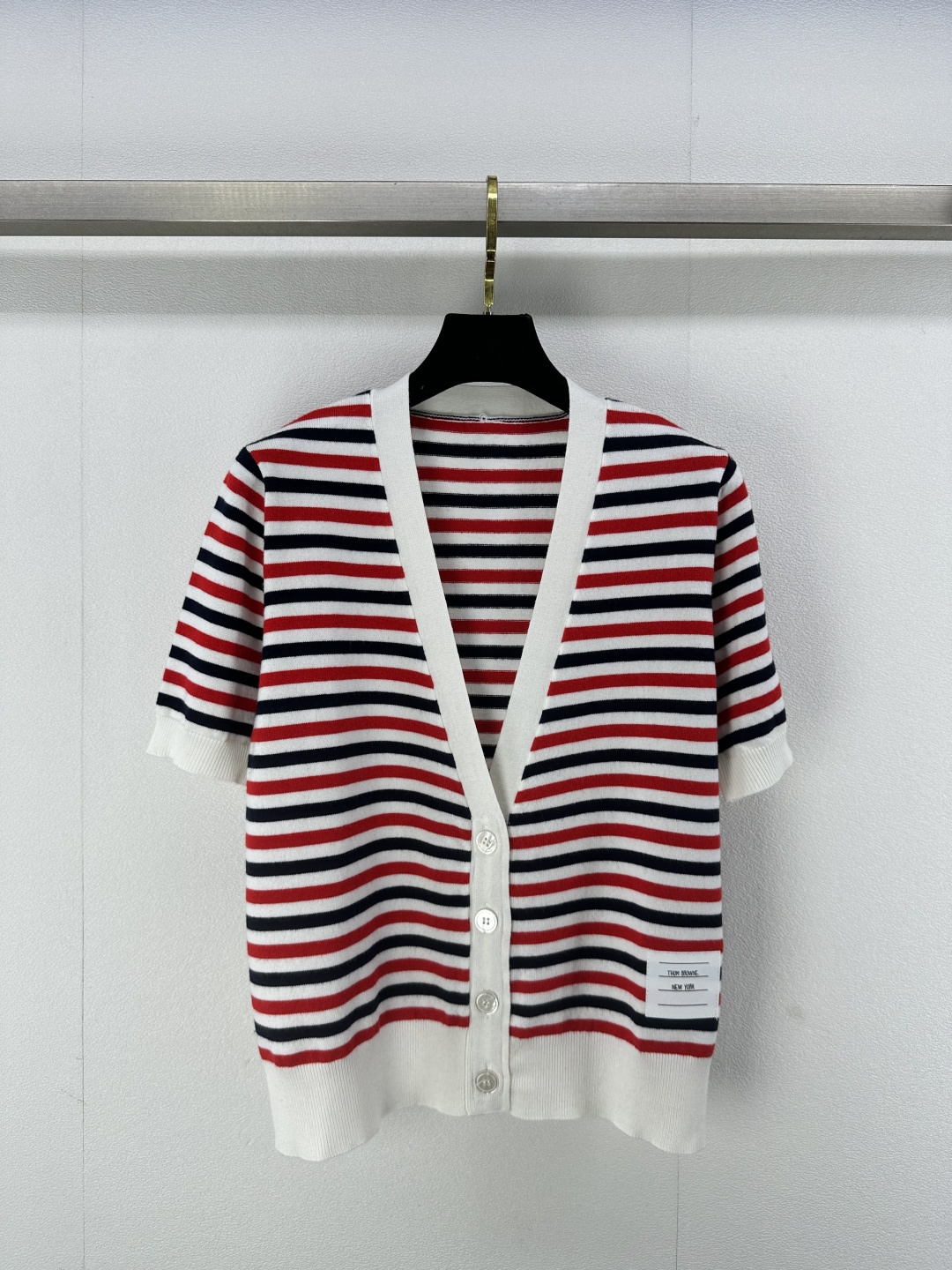 NO:310014,TB* new details 25 Early spring new knitted V-neck cardigan classic striped contrasting color splicing design hem logo embellishment yb mold opening button decoration high-end fashionable 1 color 3 code SML, alexander wang19860909TB*上新细节 25 早春新款针织V领开衫 经典条纹撞色拼接设计 下摆logo章仔点缀 yb开模纽扣装饰 高级时髦 1色3码SML,,alexander wang,Women's clothing