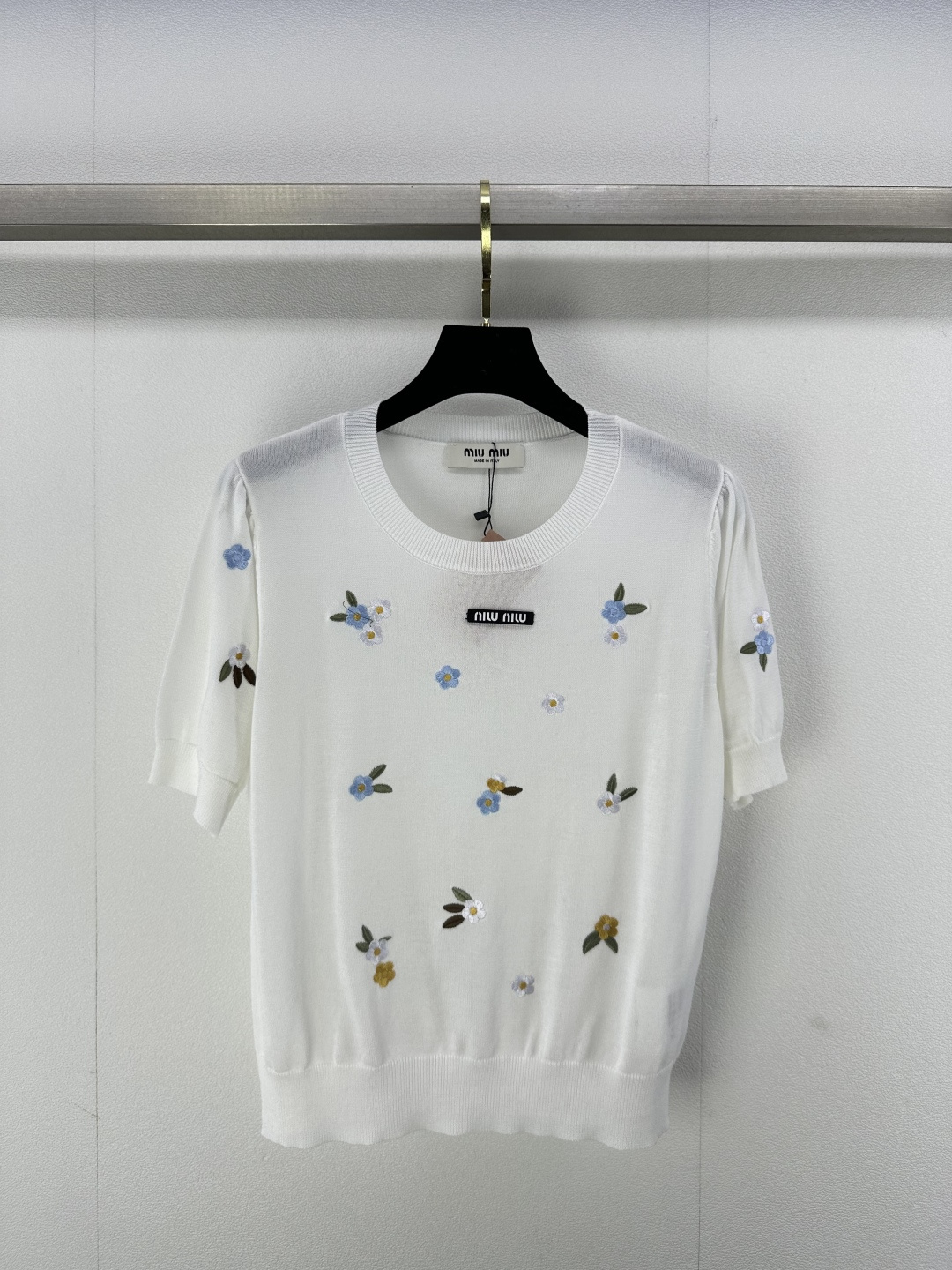 NO:311025,Miumi* new details 25 spring and summer new embroidered flower short sleeves logo design exquisite age-reducing naughty girlish temperament versatile and not picky. Ultra-thin fabric is cool and comfortable on the upper body 2 colors 3 sizes SML, miumiu, T-shirt, alexander wang19860909Miumi*上新细节 25 春夏新款刺绣花朵短袖 徽标logo设计 精致减龄调皮的少女气质 百搭不挑人 超薄面料上身冰凉舒适 2色3码SML,,miumiu,T-shirt,alexander wang,Women's clothing