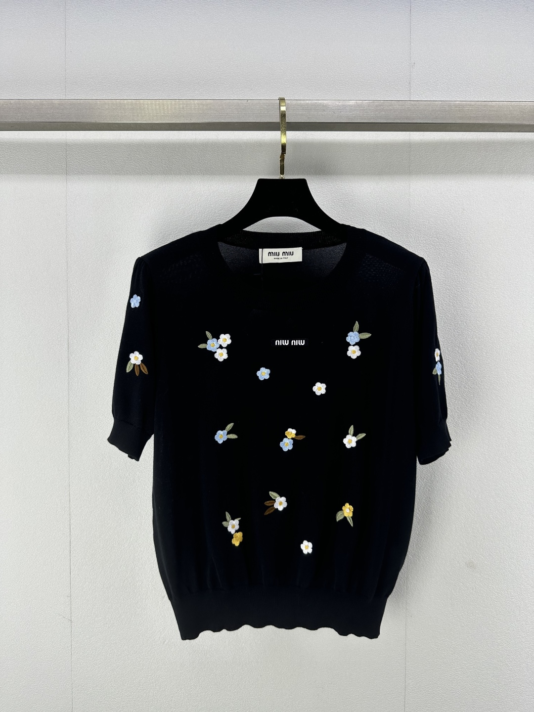 NO:311028,Miumi* new details 25 spring and summer new embroidered flower short sleeves logo design exquisite age-reducing naughty girlish temperament versatile and not picky. Ultra-thin fabric is cool and comfortable on the upper body 2 colors 3 sizes SML, miumiu, T-shirt, alexander wang19860909Miumi*上新细节 25 春夏新款刺绣花朵短袖 徽标logo设计 精致减龄调皮的少女气质 百搭不挑人 超薄面料上身冰凉舒适 2色3码SML,,miumiu,T-shirt,alexander wang,Women's clothing