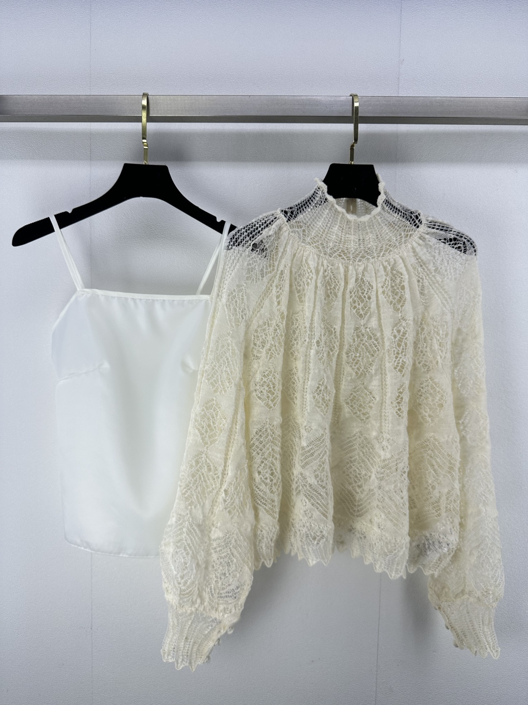 NO:310020,Dio* new details 25 Spring and summer new two-piece set of hollow knitted tops Customized YB paired yarn weaving exquisite and fashionable whole piece hollowed-cut with silk lining Comfortable temperament No inner wear Sexy temperament Two-piece paired to create different styles 1 color 3 size SML, dior, alexander wang19860909Dio*上新细节 25 春夏新品两件套镂空针织上衣 定制YB对版纱线织造 精致洋气 整件镂空剪裁 搭配丝质里衬 气质舒适 不穿内搭 性感气质 两件搭配打造不同风格 1色3码SML,,dior,alexander wang,Women's clothing