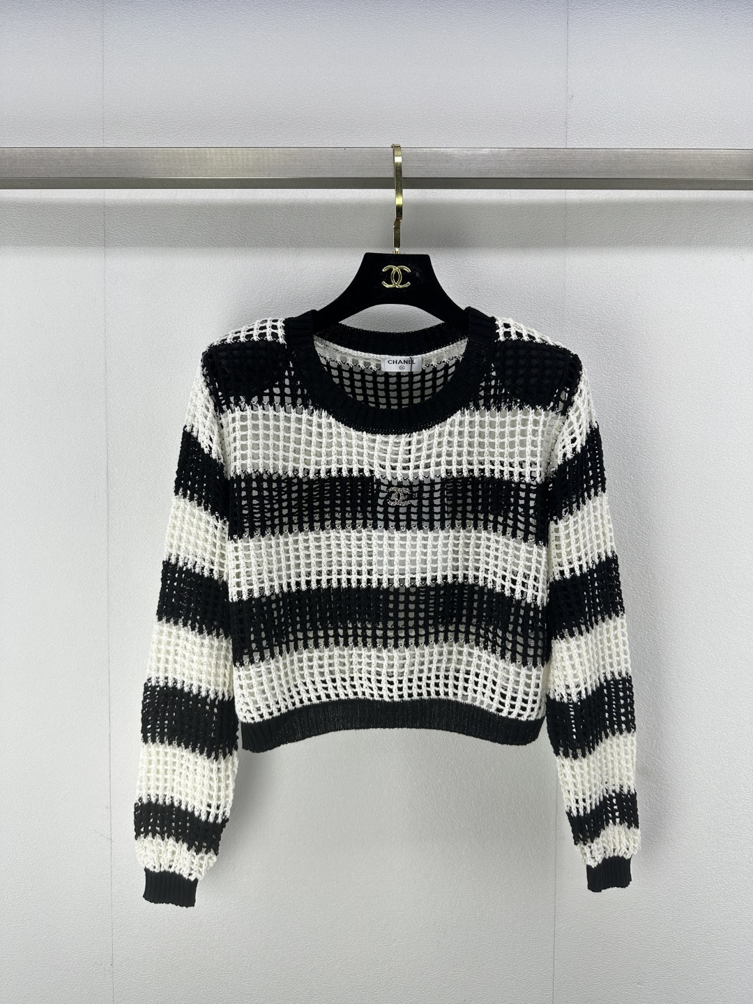 NO:310009,Chane* new details 25 Spring and summer new products hollow black and white contrasting sun protection long sleeves positioning logo, fashionable concave shape kills two birds with one stone, full of beauty, 1 color 3 code SML, chanel, alexander wang19860909Chane*上新细节 25 春夏新品镂空黑白撞色防晒长袖 定位logo 时髦凹造型一举两得 美感十足 1色3码SML,,chanel,alexander wang,Women's clothing