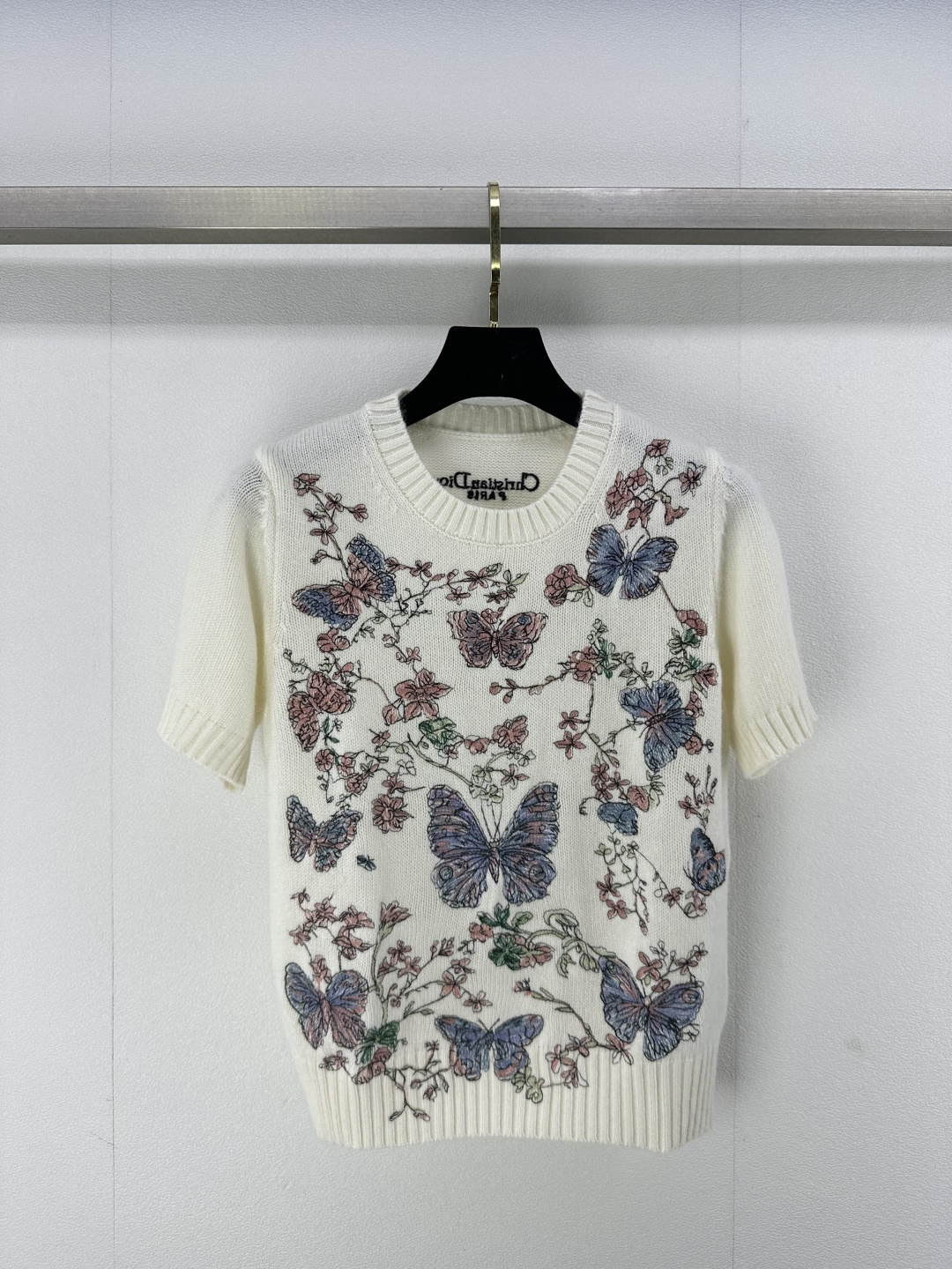 NO:310980,Dio* new details 25 Early spring new knitted round neck embroidered butterfly short sleeves Classic letter logo contrasting jacquard decoration Classic simple fashionable and versatile 1 color 3 code SML, dior, T-shirt, alexander wang19860909Dio*上新细节 25 早春新款针织圆领刺绣蝴蝶短袖 经典字母logo撞色提花装饰 经典简约时尚百搭 1色3码SML,,dior,T-shirt,alexander wang,Women's clothing