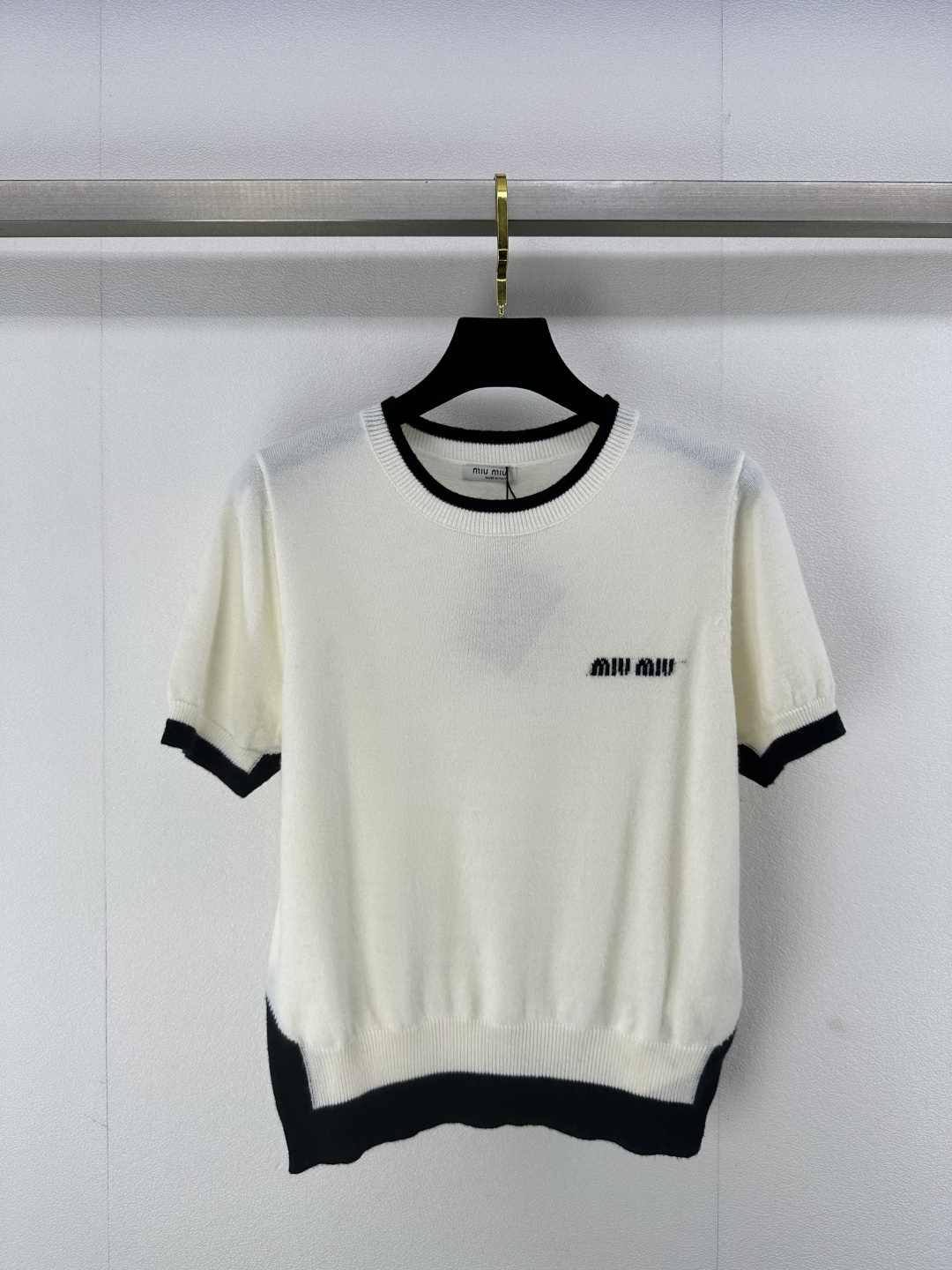 NO:311050,Miumi* new details 25 Early spring new knitted round neck short sleeve fake two-piece design classic letter logo jacquard embellishment youth college style fashionable daily versatile 2 colors 3 codes SML, miumiu, T-shirt, alexander wang19860909Miumi*上新细节 25 早春新款针织圆领短袖 假两件设计 经典字母logo提花点缀 青春学院风 时髦日常百搭 2色3码SML,,miumiu,T-shirt,alexander wang,Women's clothing