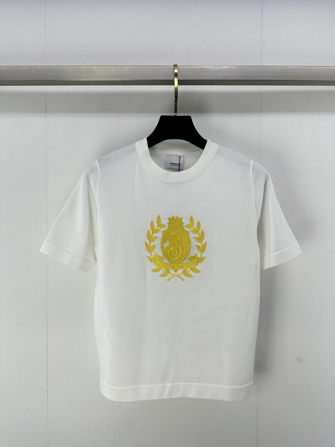 NO:310491,Burberr *New details 25 Spring and summer new wheat ear short sleeves, official website synchronized!  Wheat ear letters inlaid with flowers logo round collar!  Classic college style oversized silhouette. Full positioning pattern jacquard and worse spinning technology. Loose style and not picky about fashionable and handsome classic item!  2 color 3 code SML, burberry, versace, T-shirt, alexander wang19860909Burberr *上新细节 25 春夏新款麦穗短袖 官网同步！ 麦穗字母嵌花logo圆领！经典学院风oversized廓形.全定位图案提花精纺工艺打造. 宽松版型不挑人时髦帅气的经典单品！ 2色3码SML,,burberry,versace,T-shirt,alexander wang,Women's clothing