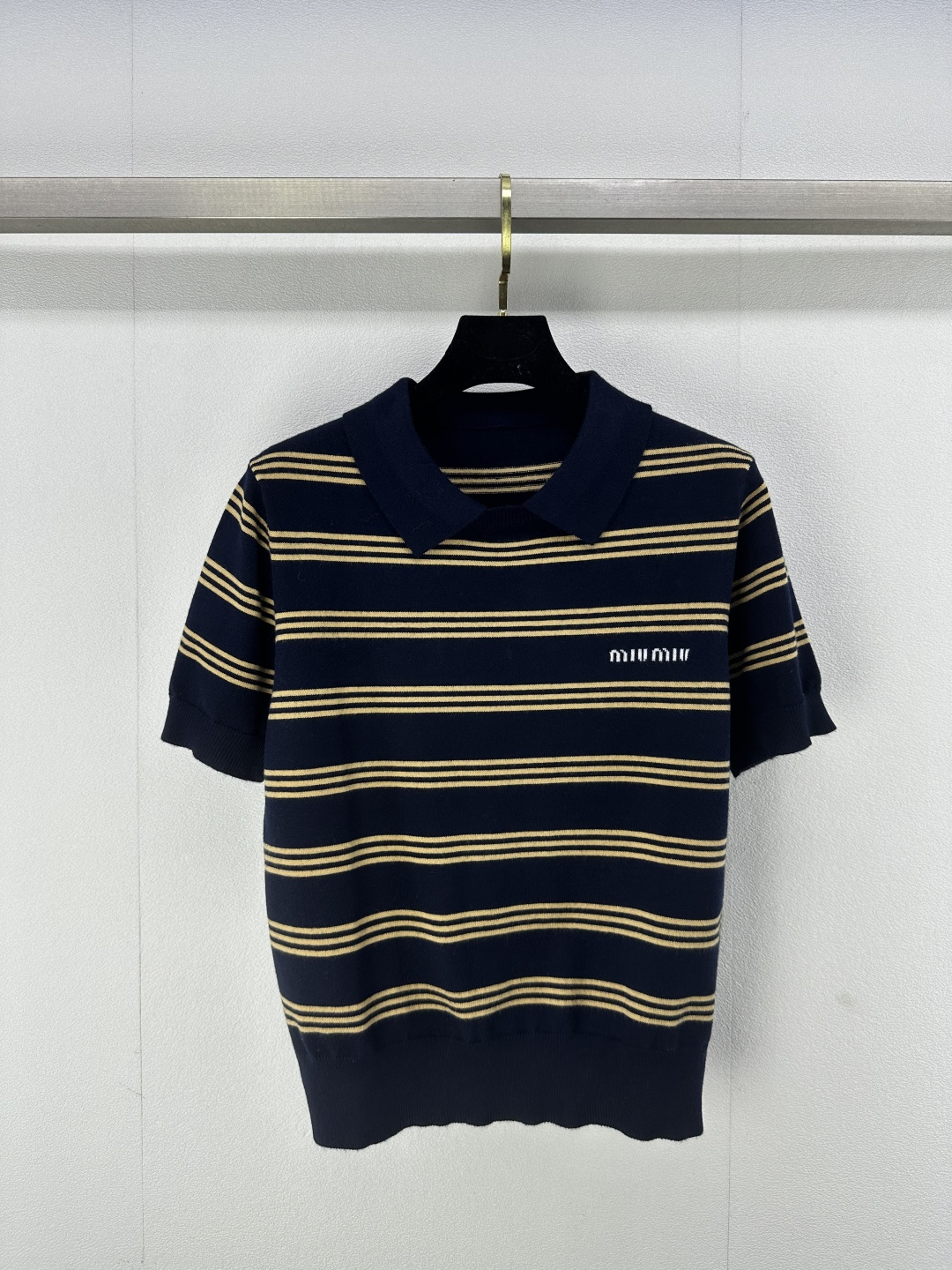 NO:310497,MiuMi* New details 25 Spring and summer latest striped lapel knitted short sleeves! Chest logo crochet letters, dressed stripes contrasting colors, regular style, upper body slimming, showing age-reducing temperament, easy to control daily commuting!  2 color 3 code SML, miumiu, T-shirt, alexander wang19860909MiuMi* 上新细节 25 春夏最新条纹翻领针织短袖! 胸前标志钩花字母 成衣条纹撞色 常规版型 上身显瘦 展现减龄气质 日常通勤轻松驾驭！ 2色3码SML,,miumiu,T-shirt,alexander wang,Women's clothing