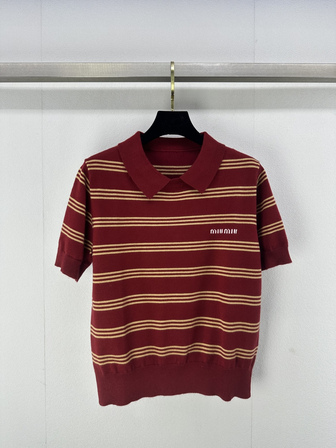 NO:310503,MiuMi* New details 25 Spring and summer latest striped lapel knitted short sleeves! Chest logo crochet letters, dressed stripes contrasting colors, regular style, upper body slimming, showing age-reducing temperament, easy to control daily commuting!  2 color 3 code SML, miumiu, T-shirt, alexander wang19860909MiuMi* 上新细节 25 春夏最新条纹翻领针织短袖! 胸前标志钩花字母 成衣条纹撞色 常规版型 上身显瘦 展现减龄气质 日常通勤轻松驾驭！ 2色3码SML,,miumiu,T-shirt,alexander wang,Women's clothing