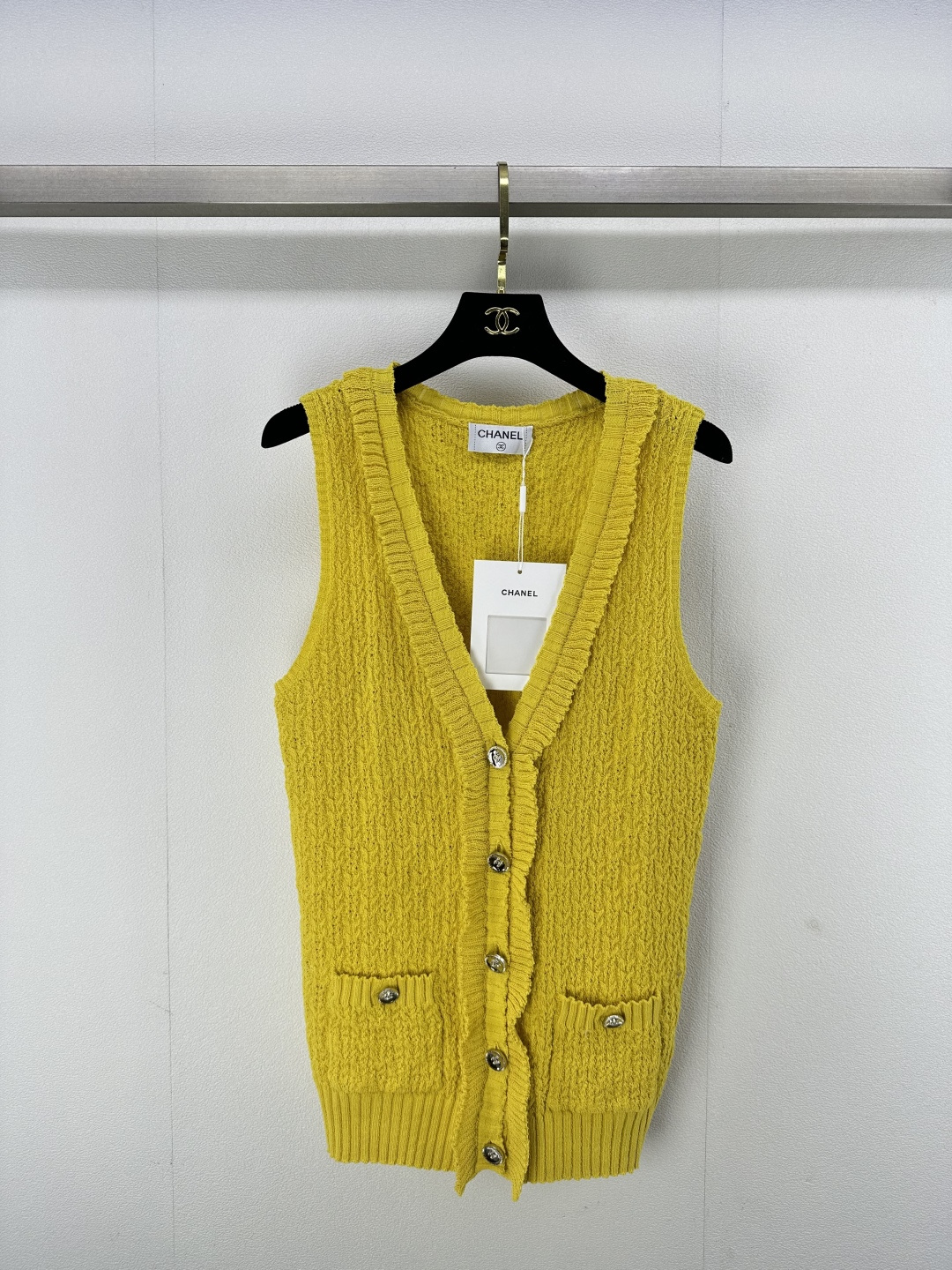 NO:310983,Chane* new details 25C early spring vacation series new knitted wood ear cardigan vest 1:1 original single twisted string three-dimensional jacquard decoration neckline ear ear design yb open mold double c letter logo metal button embellishment high-end fashionable socialite style 1 color 3 code SML, chanel, alexander wang19860909Chane*上新细节 25C 早春度假系列新款针织木耳边开衫背心 1:1 原单 麻花纽绳立体提花装饰 领口木耳边设计 yb开模双c字母logo金属纽扣点缀 高级时髦名媛风 1色3码SML,,chanel,alexander wang,Women's clothing