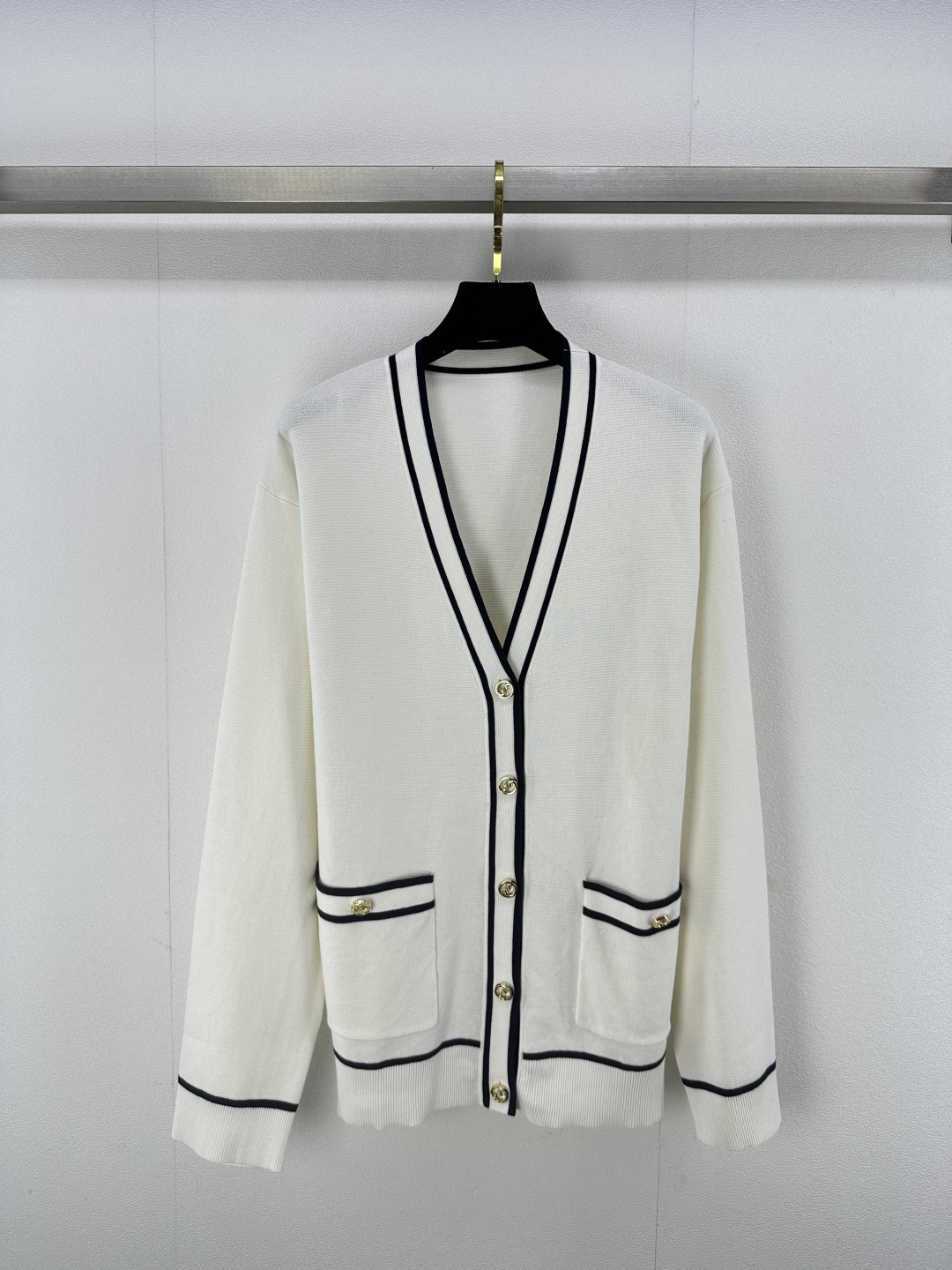 NO:310506,New details on Gucc* 25 New spring knitted v-neck cardigan Customized YB imported knitted material Soft and comfortable Scale Customized logo buttons Show high-end feel A must-have outfit for dates and commuting 1 color 3 size SML, gucci, alexander wang19860909Gucc*上新细节 25 春季新品针织v领开衫 定制YB进口针织材质 柔软舒适 垂度有型 定制logo纽扣 尽显高级感 约会通勤必备穿搭 1色3码SML,,gucci,alexander wang,Women's clothing