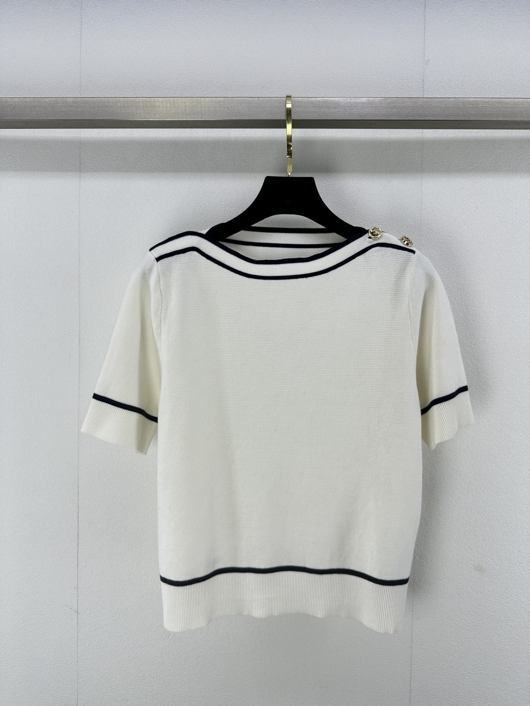 NO:310512,New details on Gucc* 25 Spring new product knitted boat neck short sleeves Customized YB imported knitted material Soft and comfortable Scale Customized logo buttons Show high-end feel A must-have outfit for dates and commuting 1 color 3 size SML, gucci, T-shirt, alexander wang19860909Gucc*上新细节 25 春季新品针织船领短袖 定制YB进口针织材质 柔软舒适 垂度有型 定制logo纽扣 尽显高级感 约会通勤必备穿搭 1色3码SML,,gucci,T-shirt,alexander wang,Women's clothing